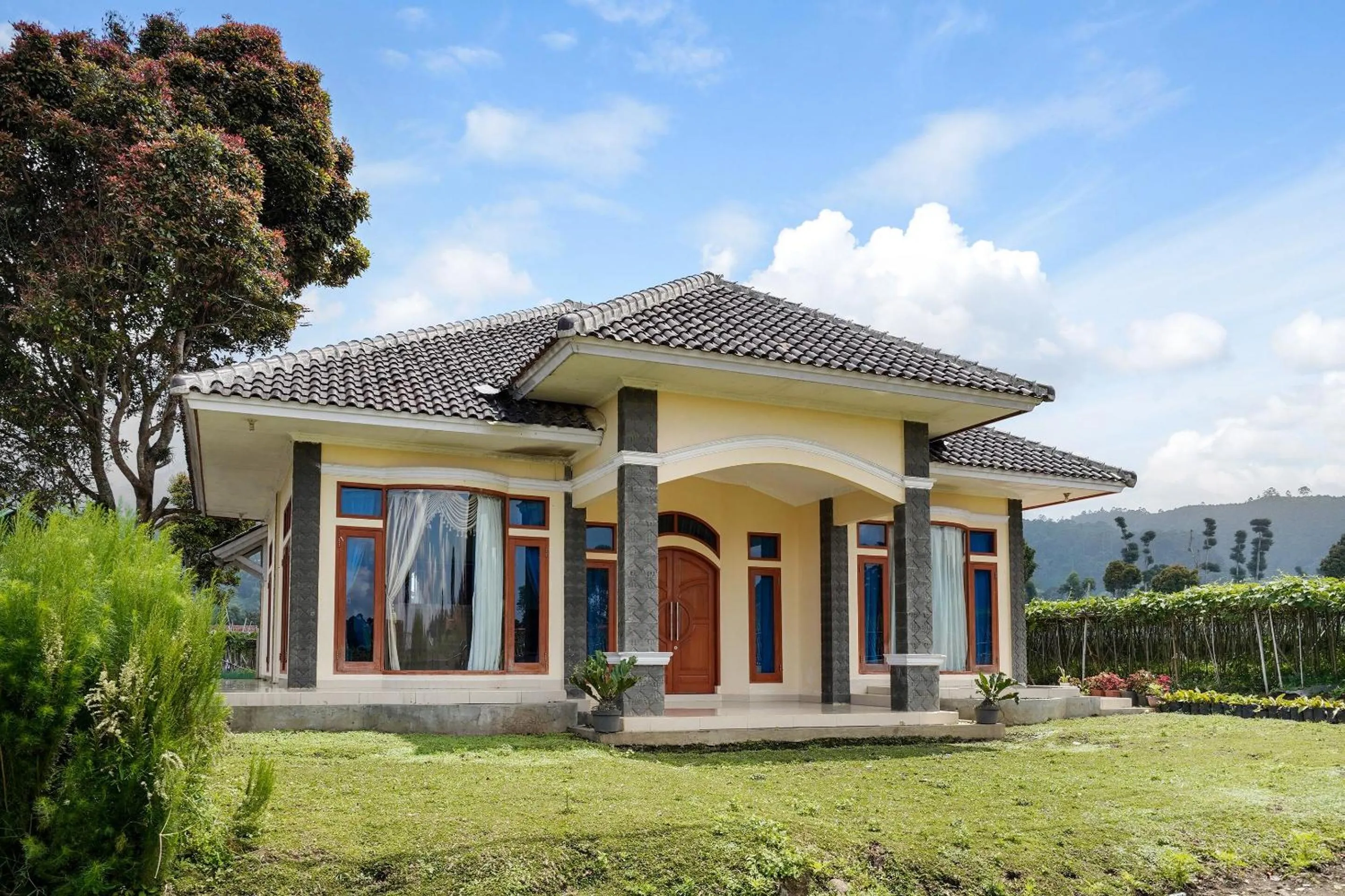Facade/entrance in OYO Homes 91156 Eco Tourism Big Farmer Desa Kertawangi Syariah