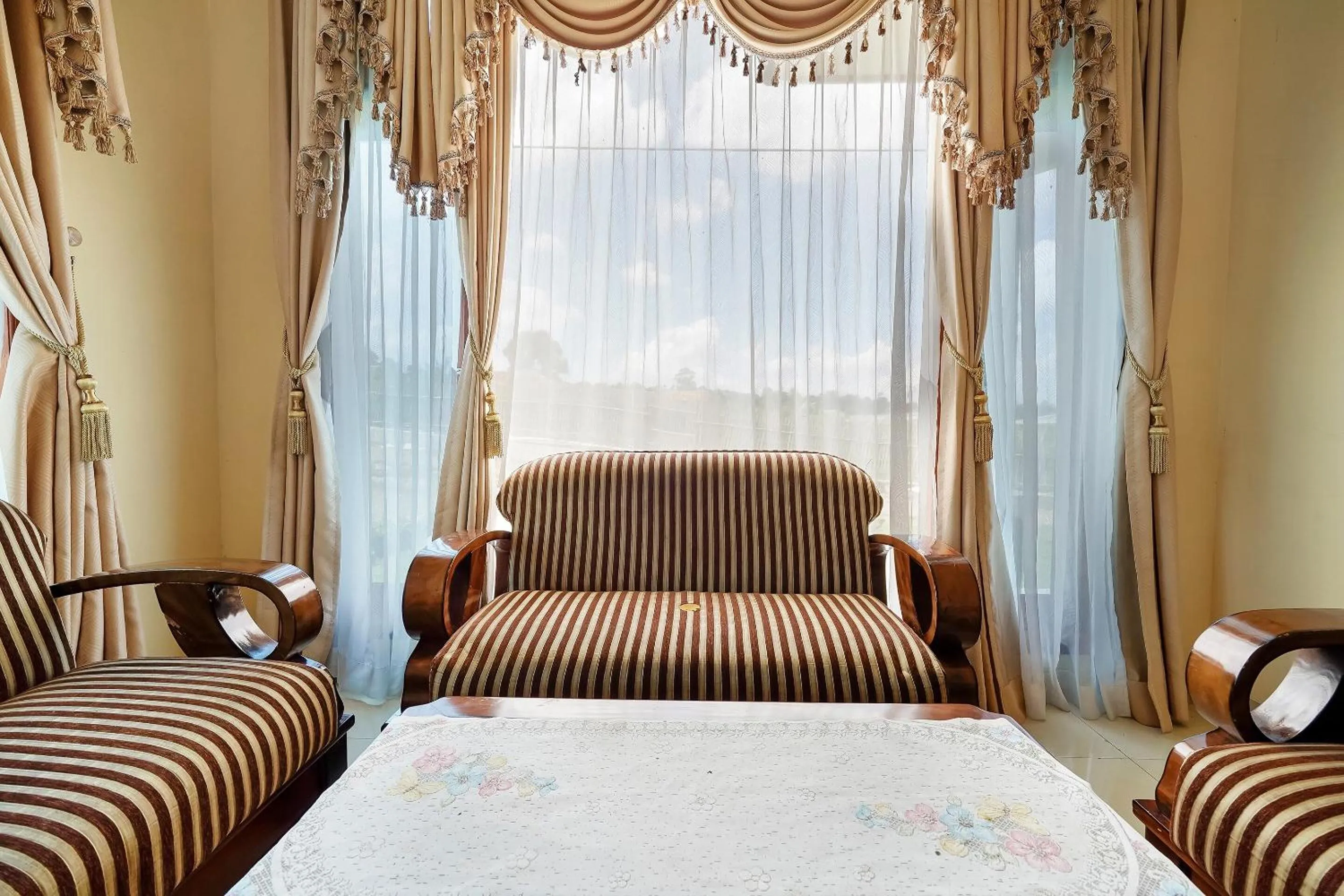 Lobby or reception, Bed in OYO Homes 91156 Eco Tourism Big Farmer Desa Kertawangi Syariah