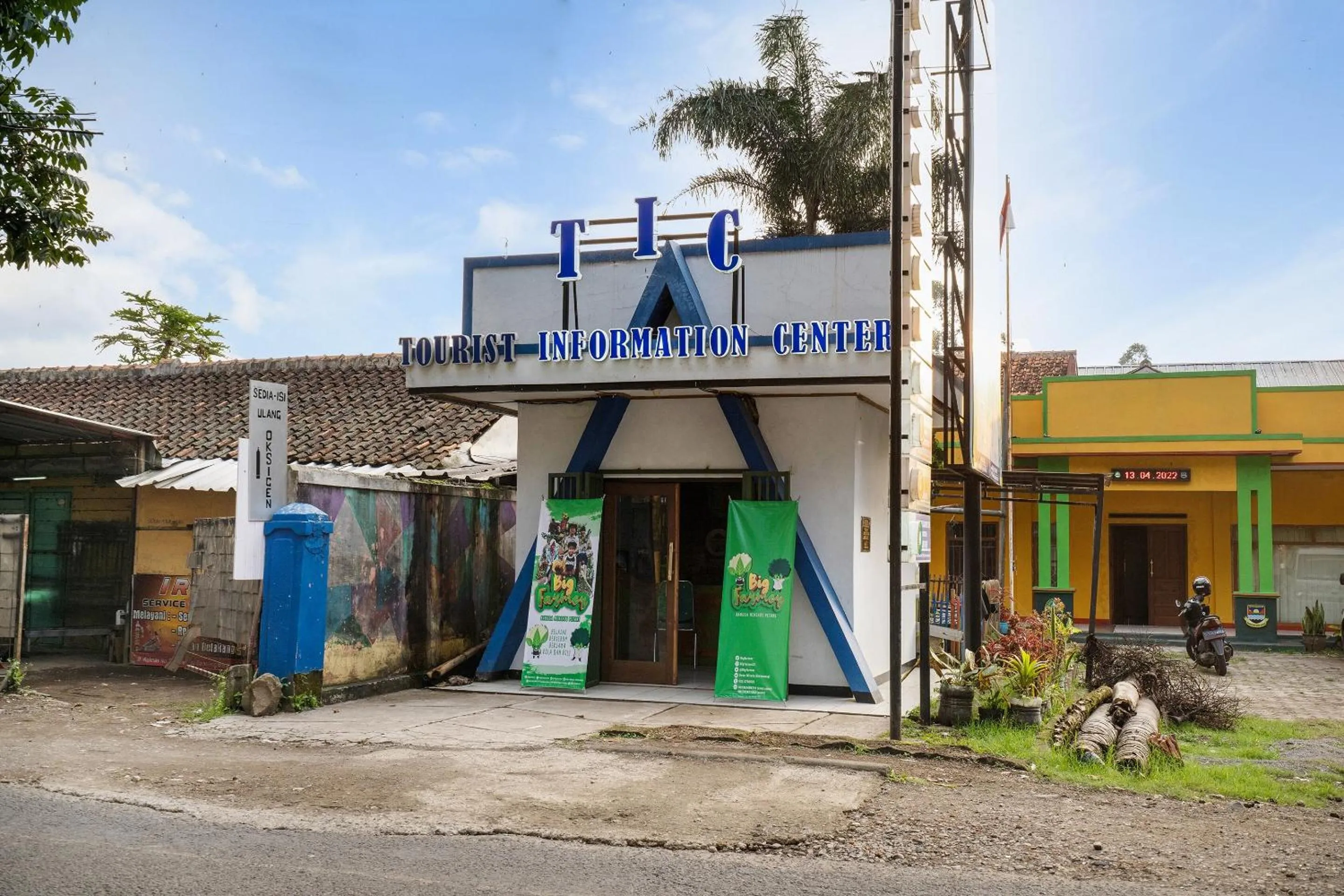 Facade/entrance in OYO Homes 91156 Eco Tourism Big Farmer Desa Kertawangi Syariah