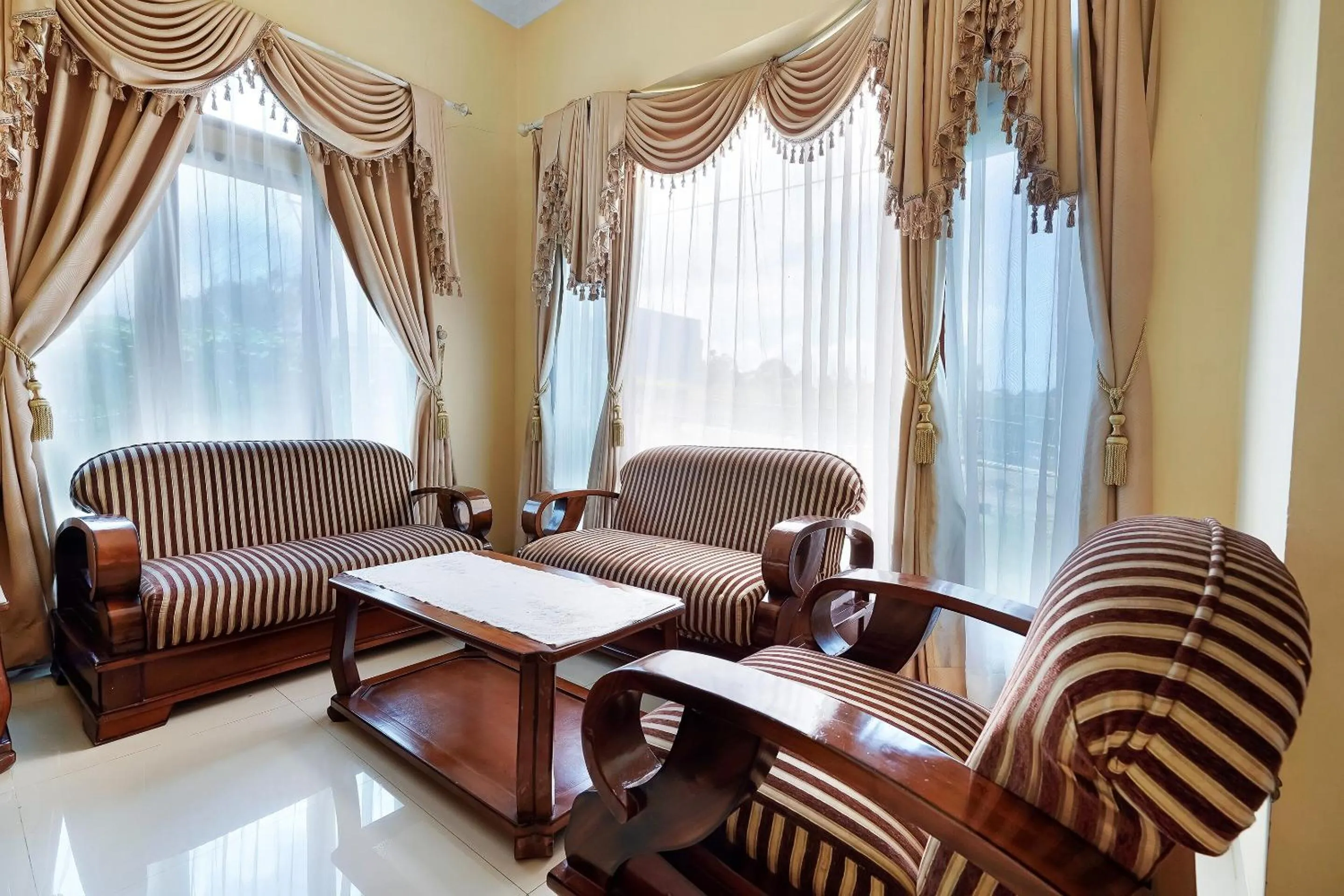 Lobby or reception in OYO Homes 91156 Eco Tourism Big Farmer Desa Kertawangi Syariah