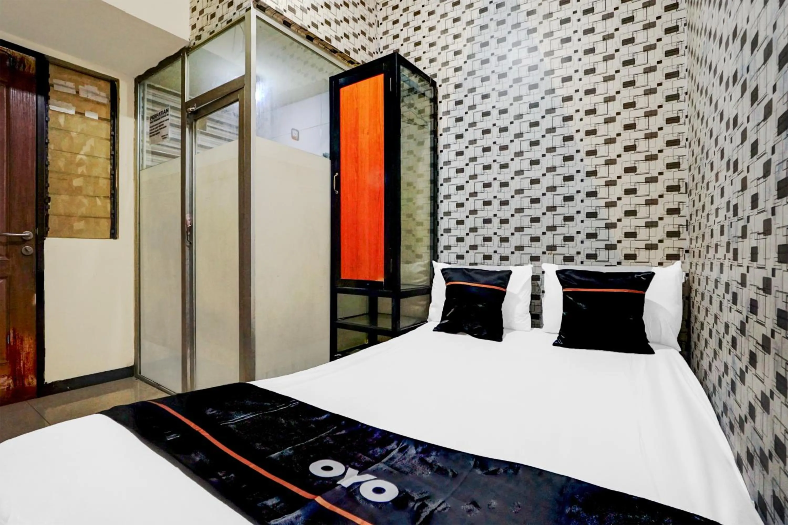 Photo of the whole room, Bed in Hotel O Surabaya near Universitas Airlangga formerly Kertajaya Residence Surabaya