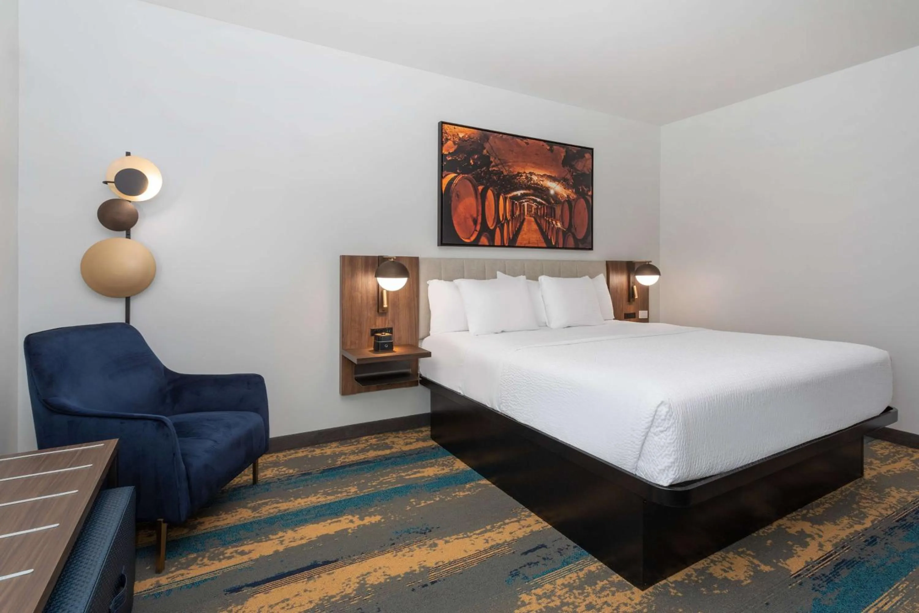 Photo of the whole room, Bed in La Quinta Inn & Suites by Wyndham Galt Lodi North