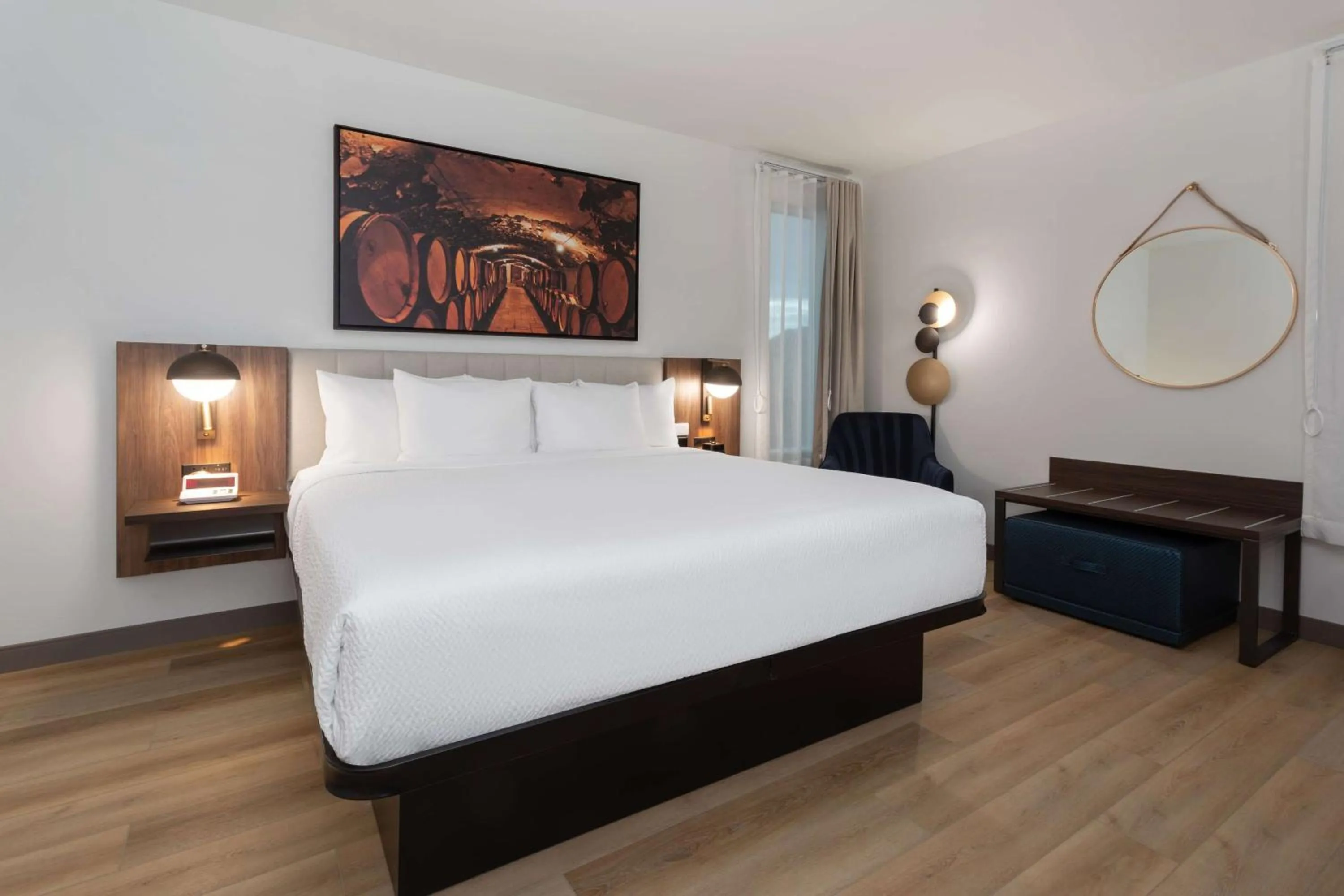 Photo of the whole room, Bed in La Quinta Inn & Suites by Wyndham Galt Lodi North