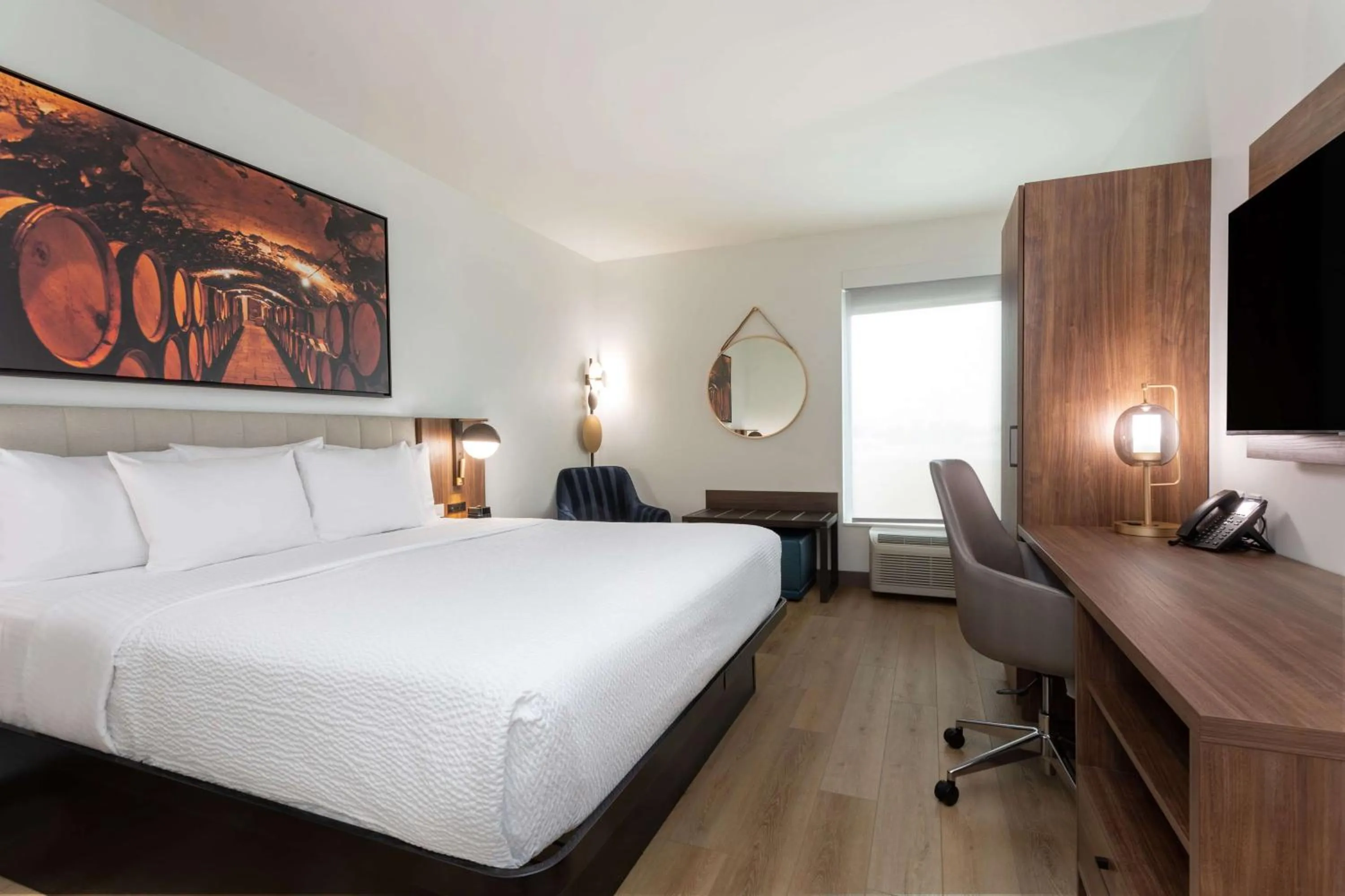 Photo of the whole room, Bed in La Quinta Inn & Suites by Wyndham Galt Lodi North