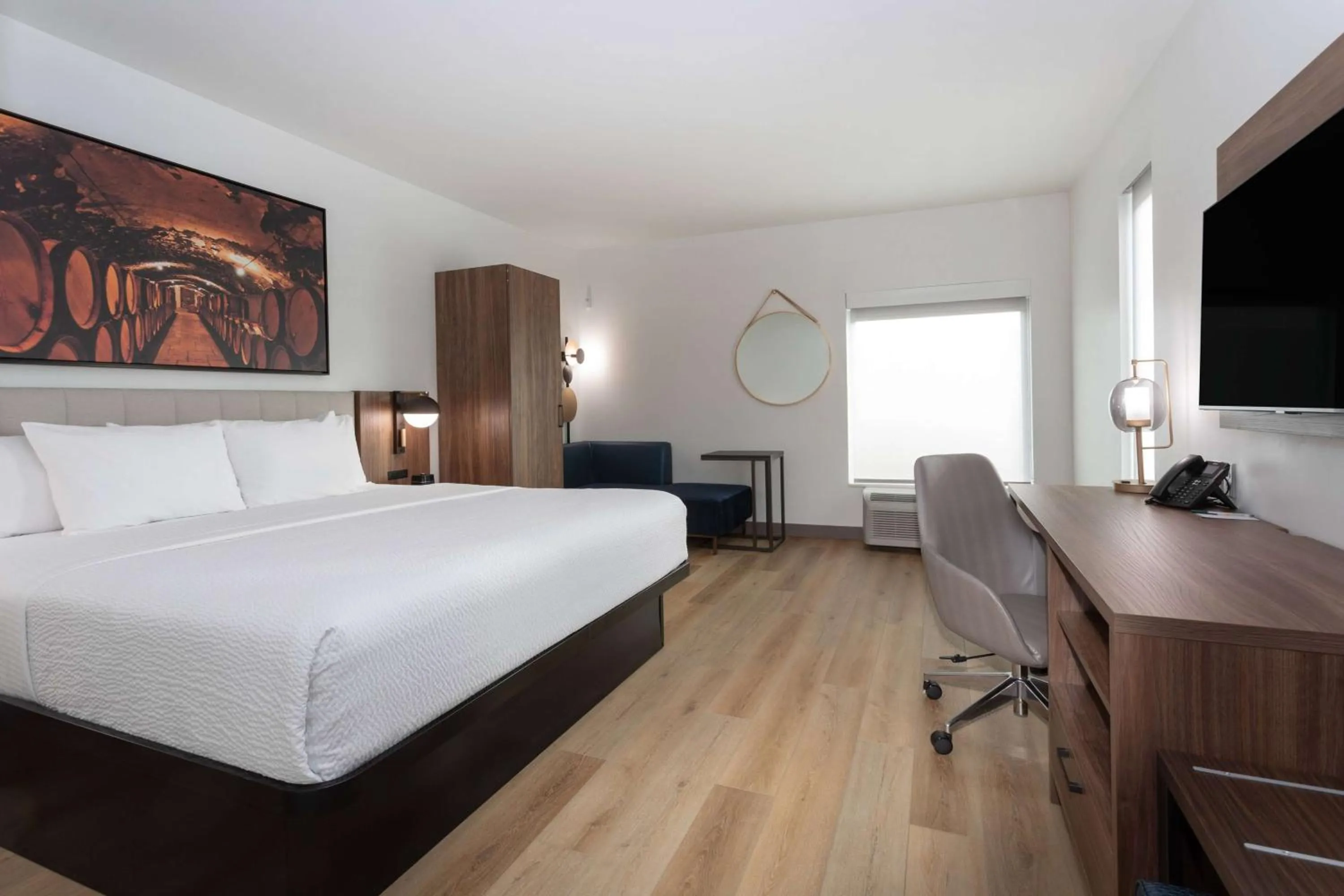 Photo of the whole room, Bed in La Quinta Inn & Suites by Wyndham Galt Lodi North