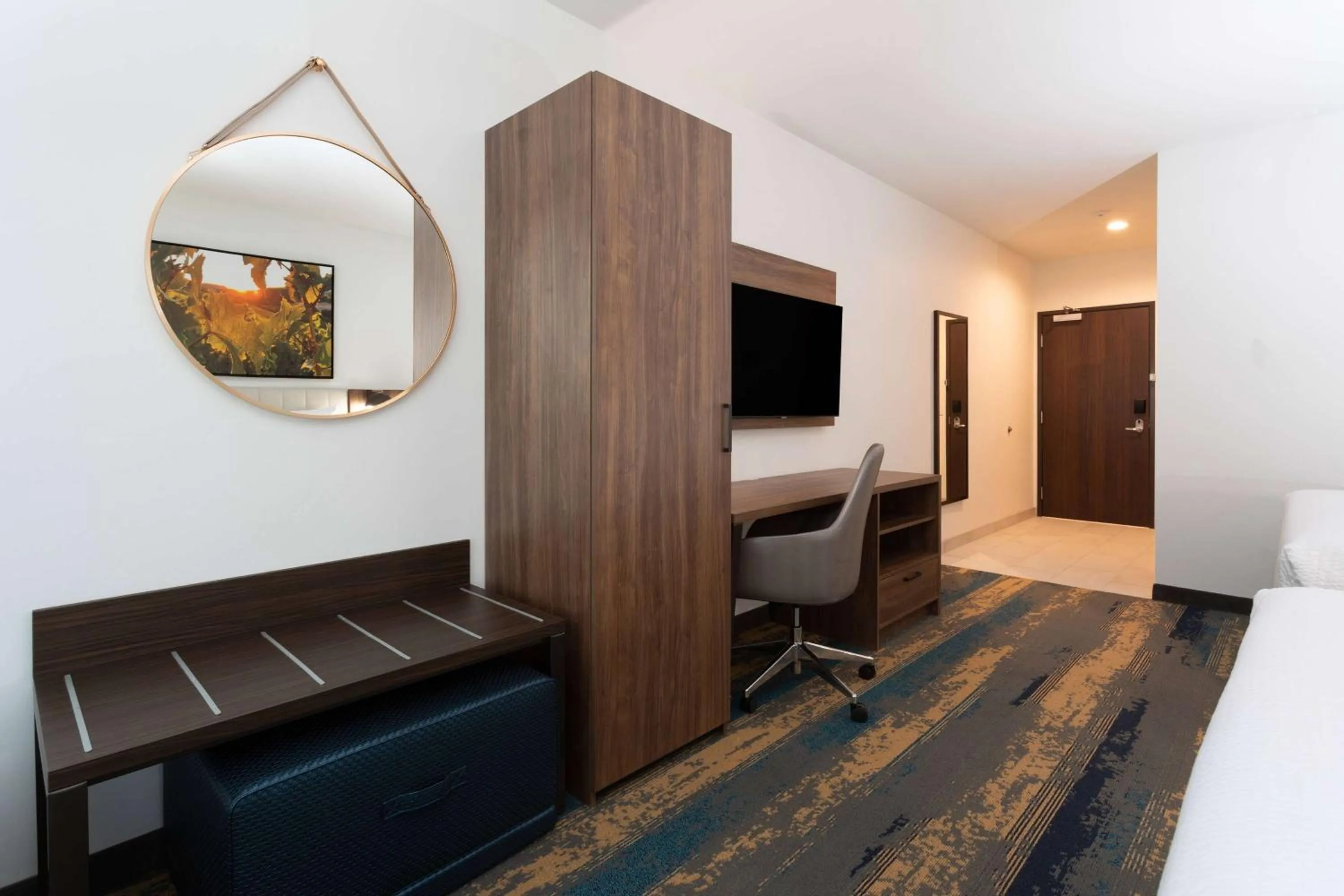 Photo of the whole room, Bed in La Quinta Inn & Suites by Wyndham Galt Lodi North