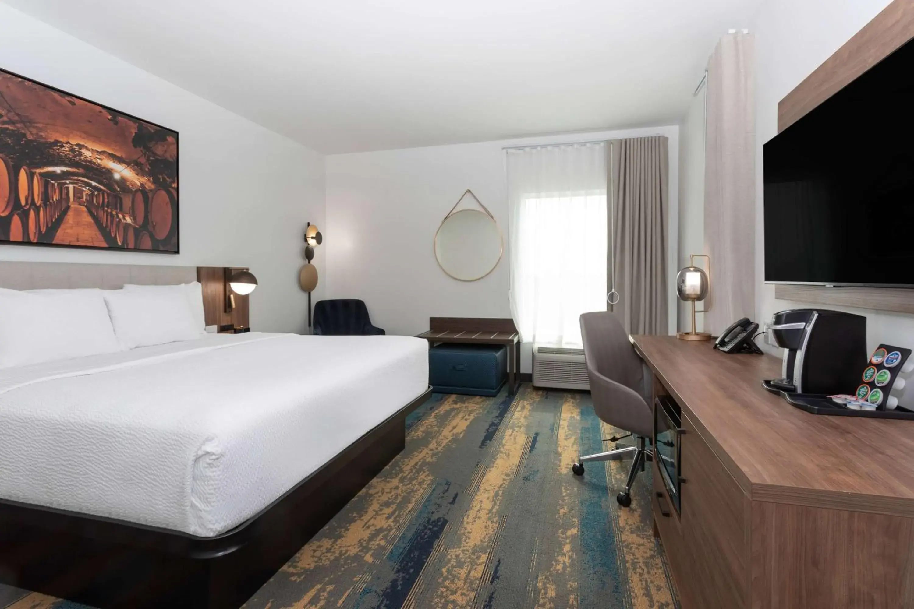 1 King Bed, Mobility/Hearing Accessible Room, Bathtub w/ Grab Bars, Non-Smoking in La Quinta Inn & Suites by Wyndham Galt Lodi North 1 King Bed, Mobility/Hearing Accessible Room, Bathtub w/ Grab Bars, Non-Smoking in La Quinta Inn & Suites by Wyndham Galt Lodi North