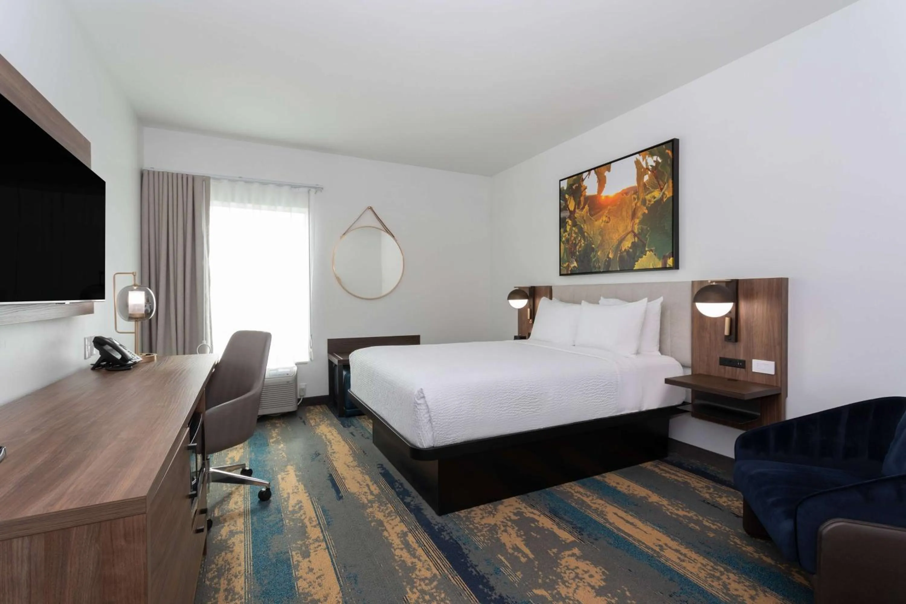 Photo of the whole room, Bed in La Quinta Inn & Suites by Wyndham Galt Lodi North