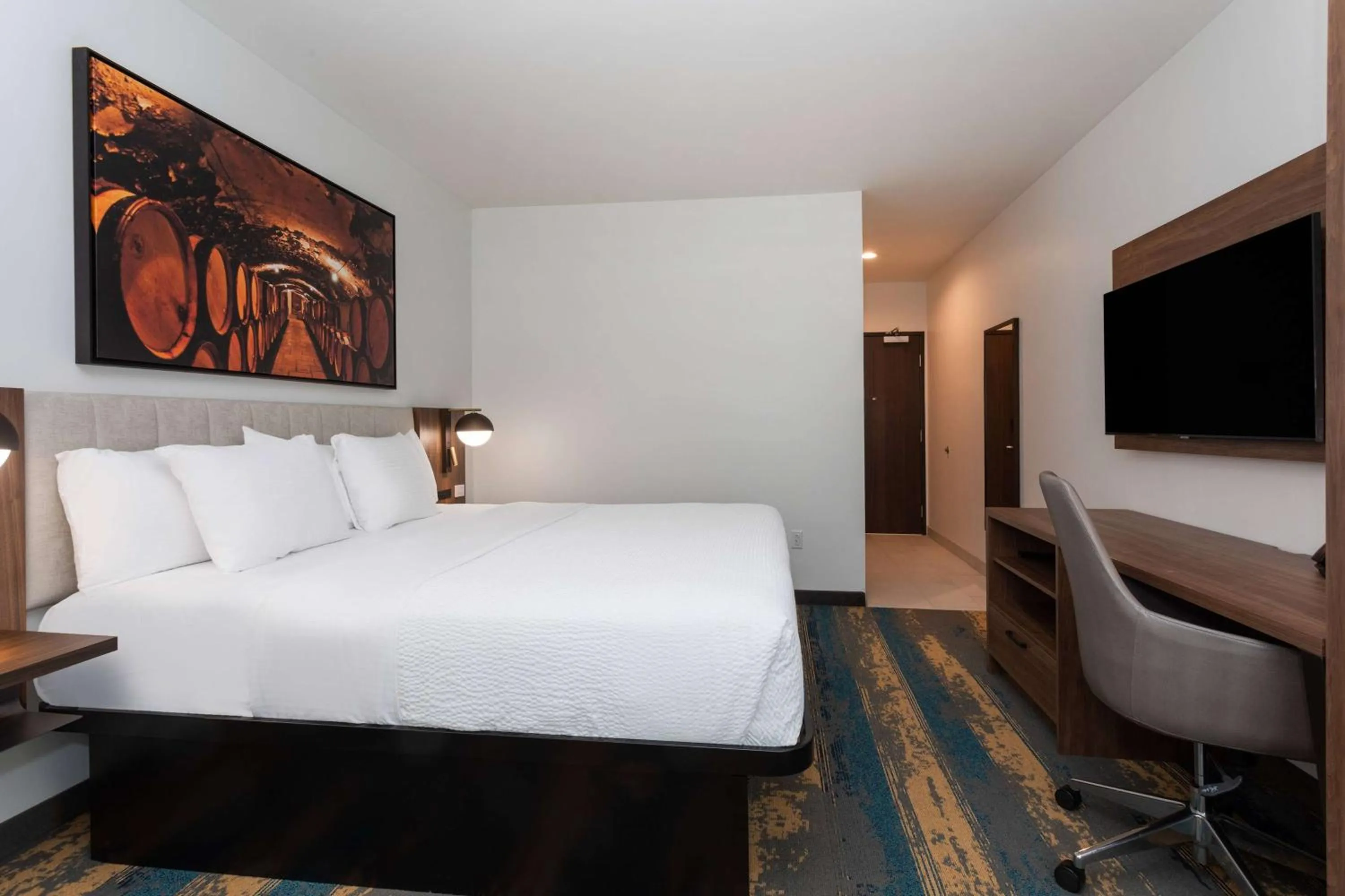 Photo of the whole room, Bed in La Quinta Inn & Suites by Wyndham Galt Lodi North