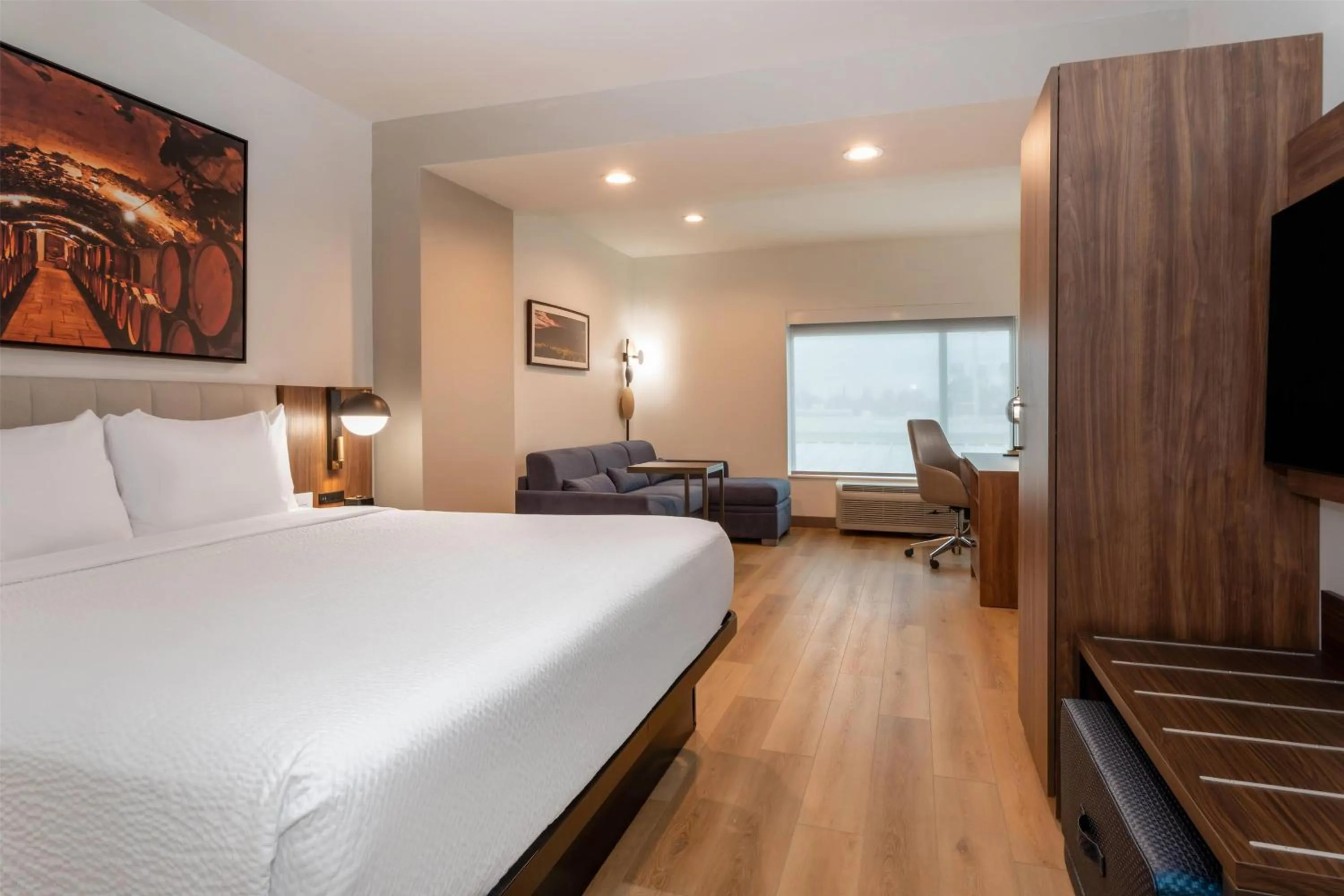 Photo of the whole room, Bed in La Quinta Inn & Suites by Wyndham Galt Lodi North