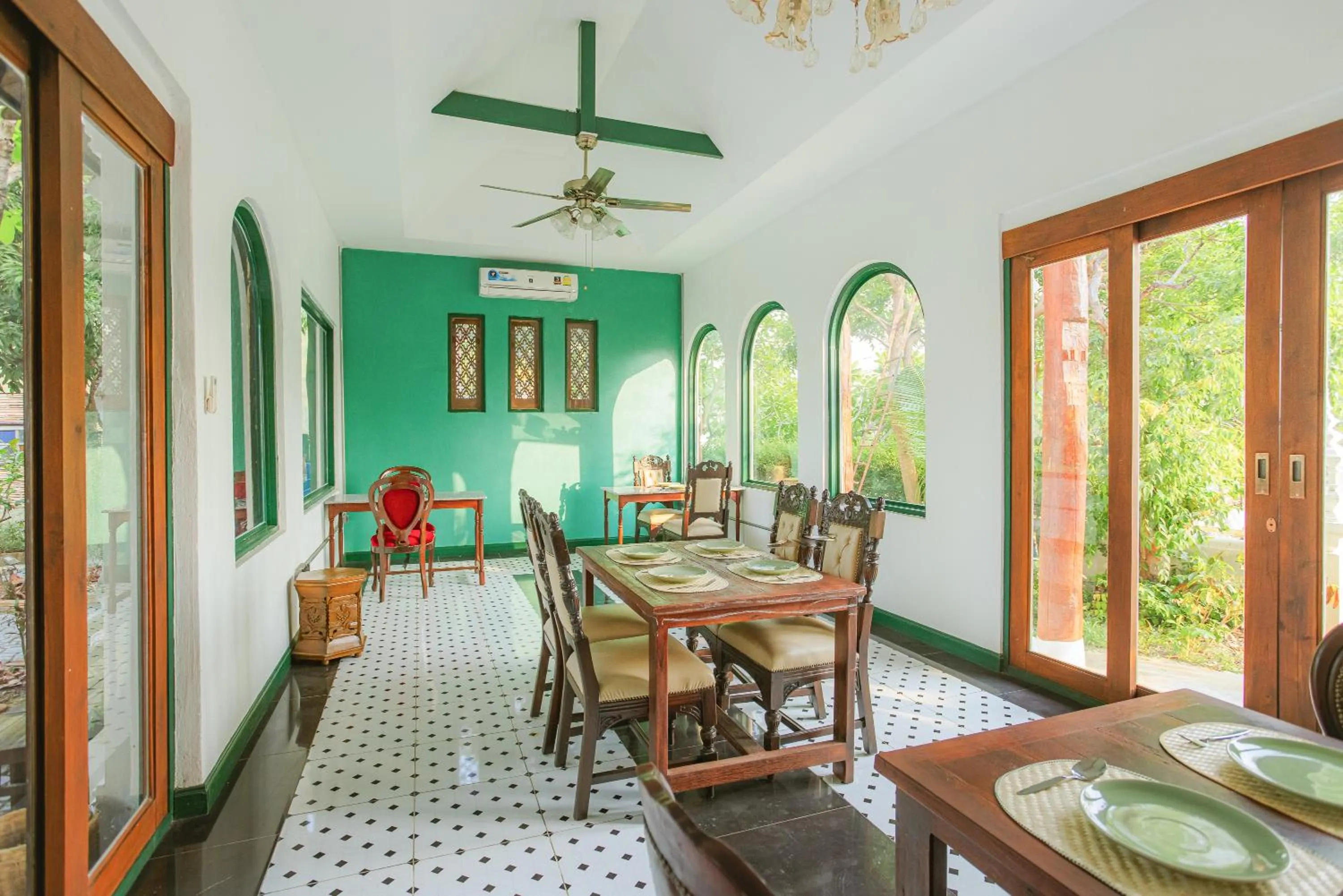 Restaurant/places to eat in Teewana Resort