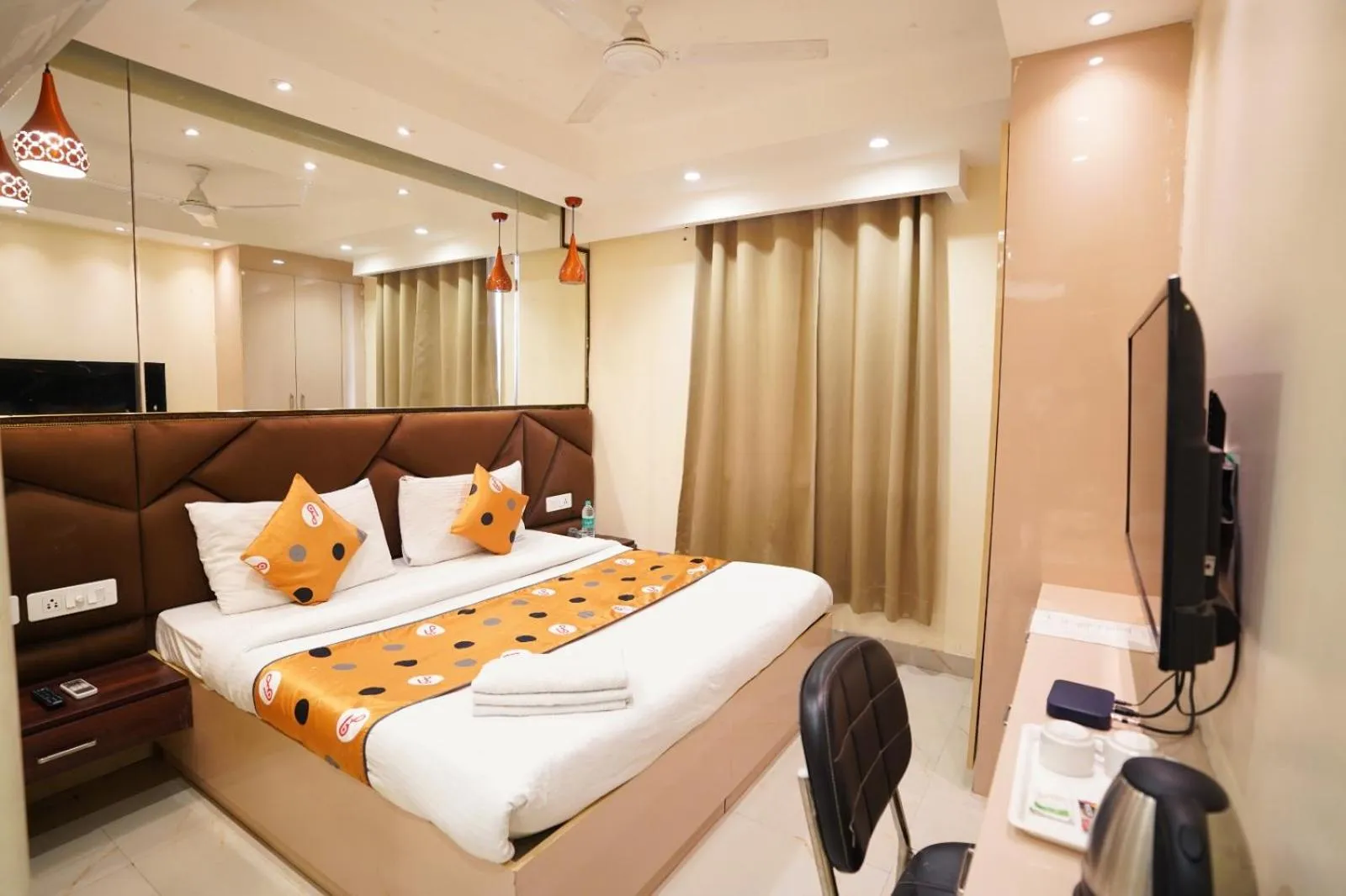 TV and multimedia in Hotel Leo Saffron - Pitampura