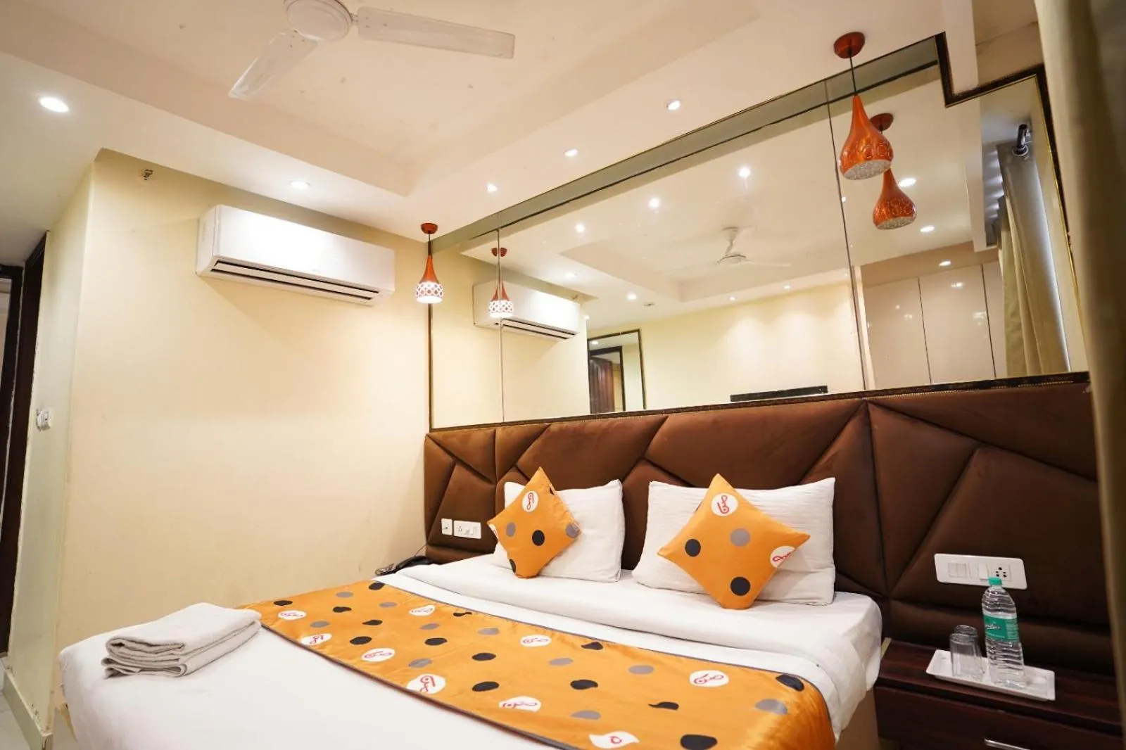 Bed in Hotel Leo Saffron - Pitampura