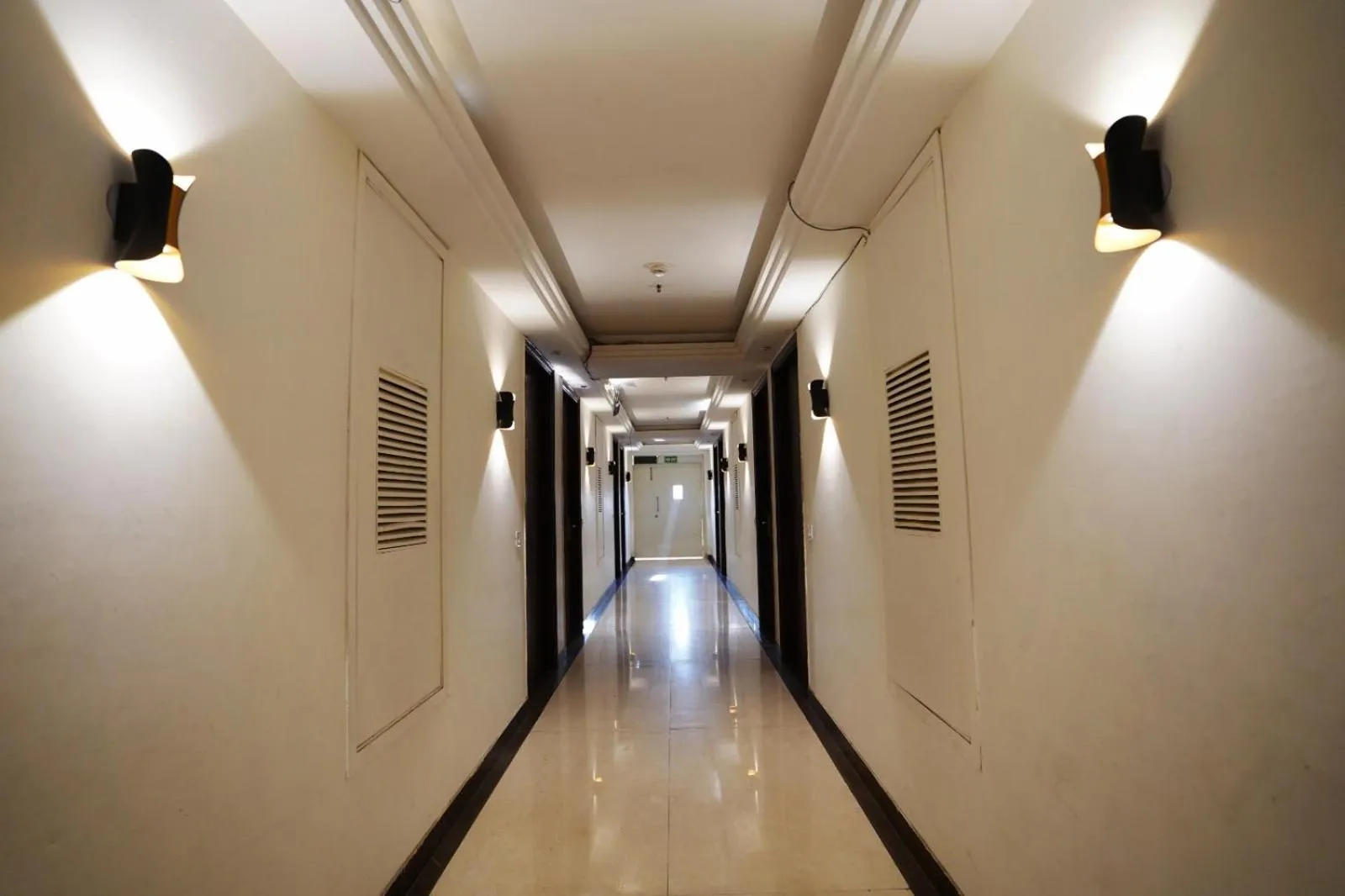 Lobby or reception in Hotel Leo Saffron - Pitampura