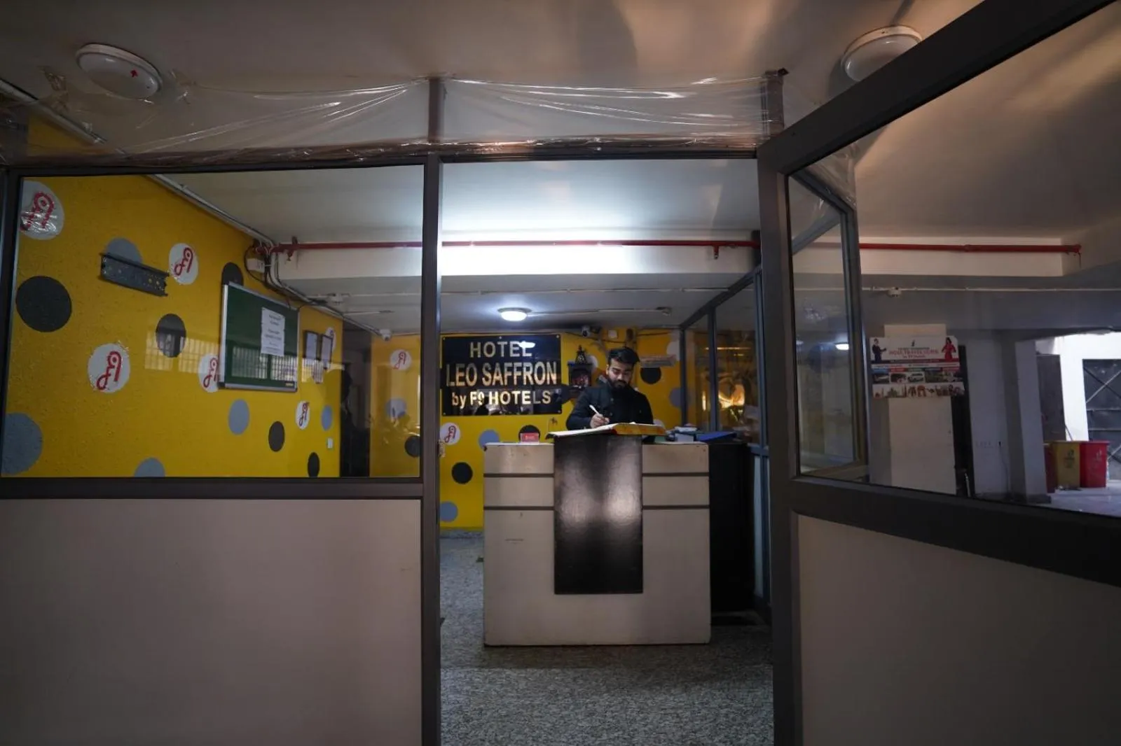 Night in Hotel Leo Saffron - Pitampura