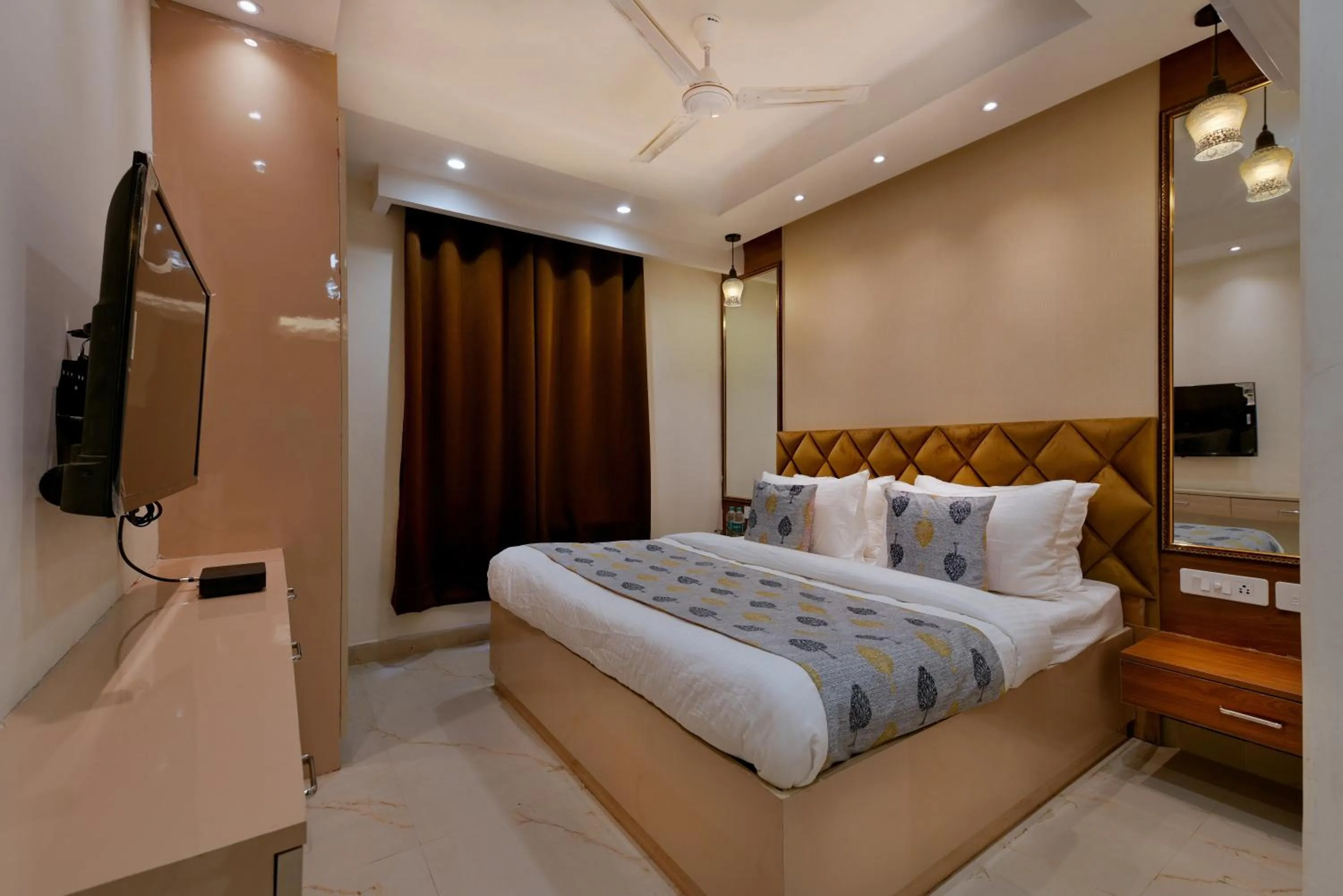 Bed in Hotel Leo Saffron - Pitampura