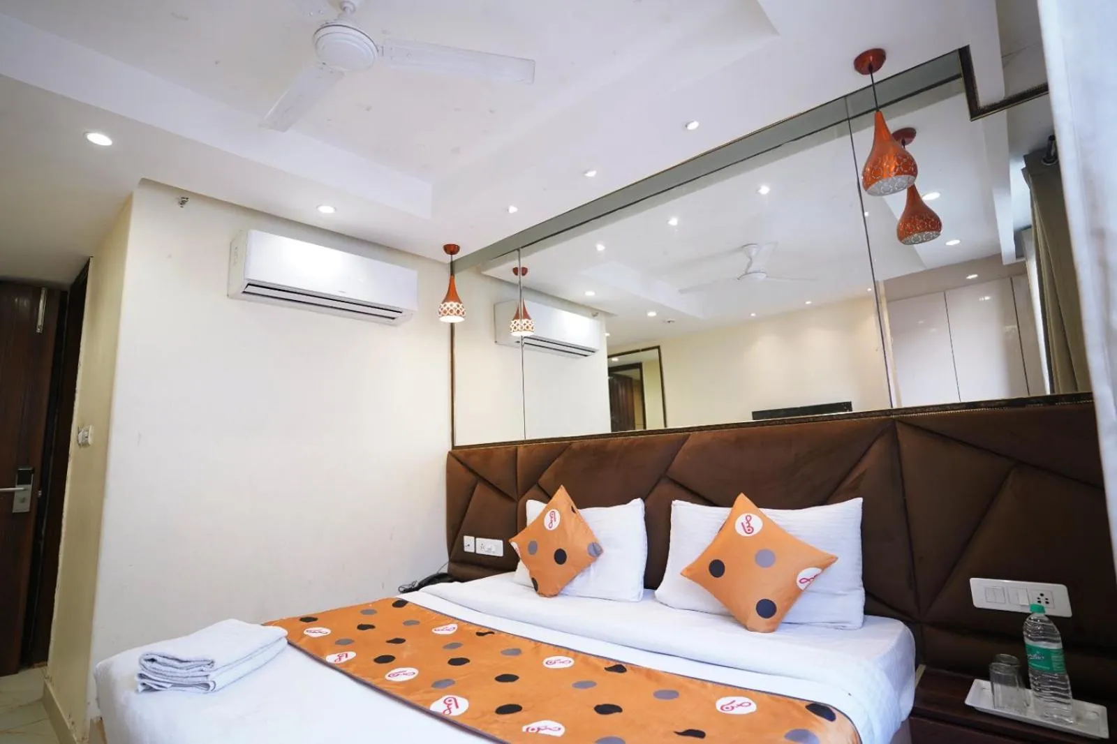 Bed in Hotel Leo Saffron - Pitampura