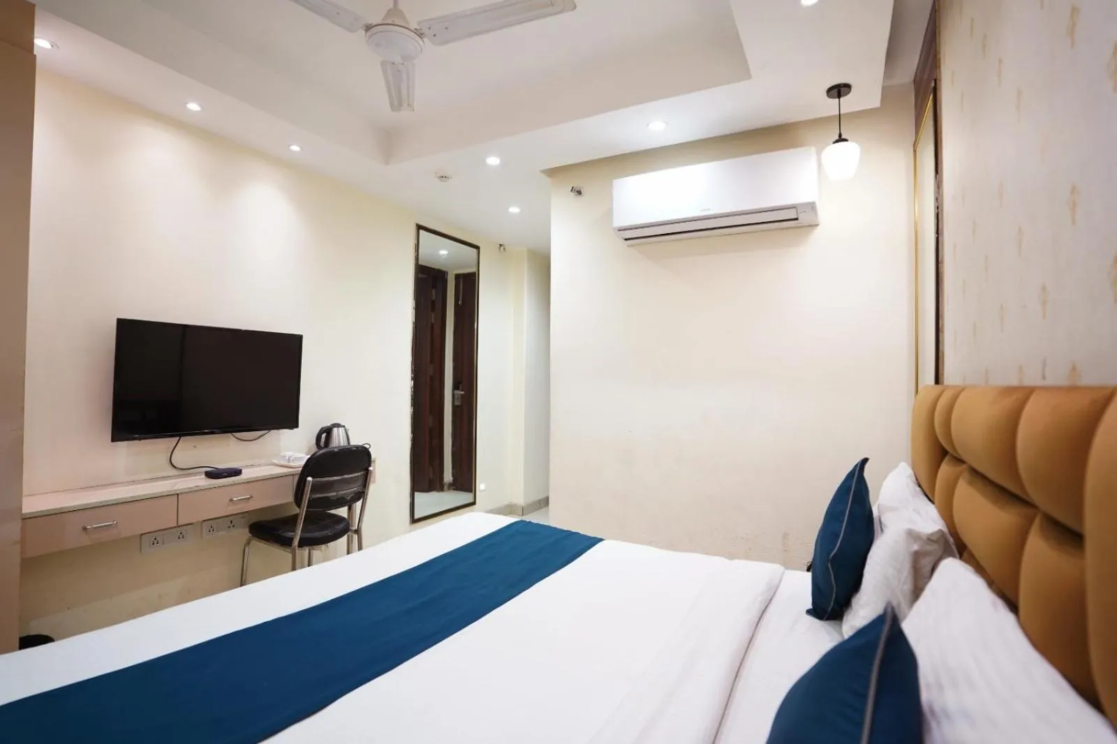 Bed in Hotel Leo Saffron - Pitampura