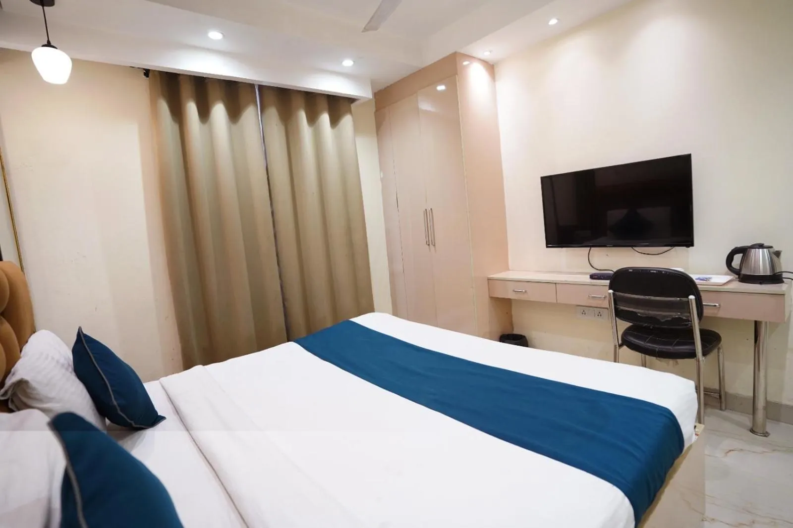 Bed in Hotel Leo Saffron - Pitampura