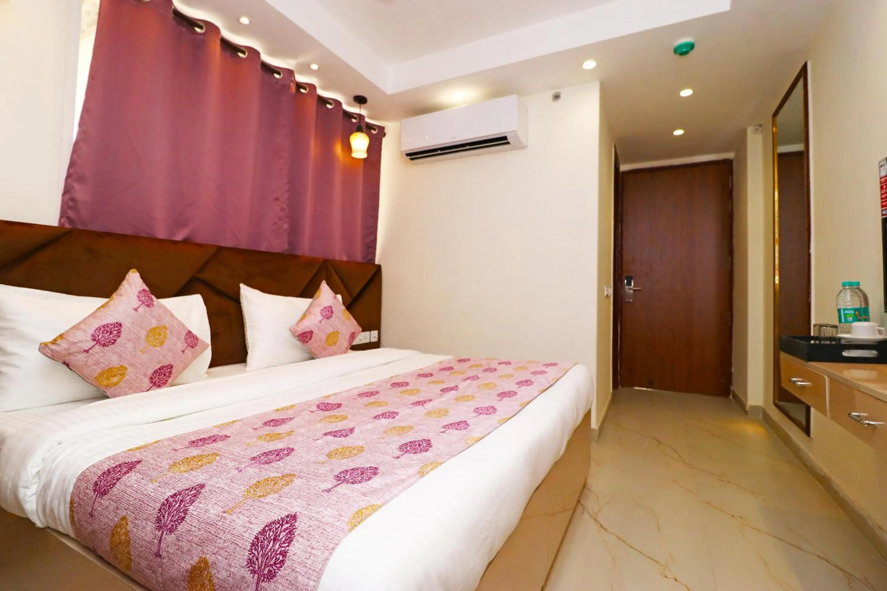 Bed in Hotel Leo Saffron - Pitampura
