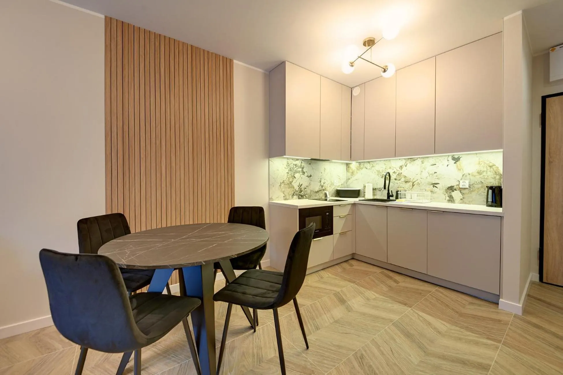 Kitchen or kitchenette in RentPlanet - Apartamenty IzerSKI Resort