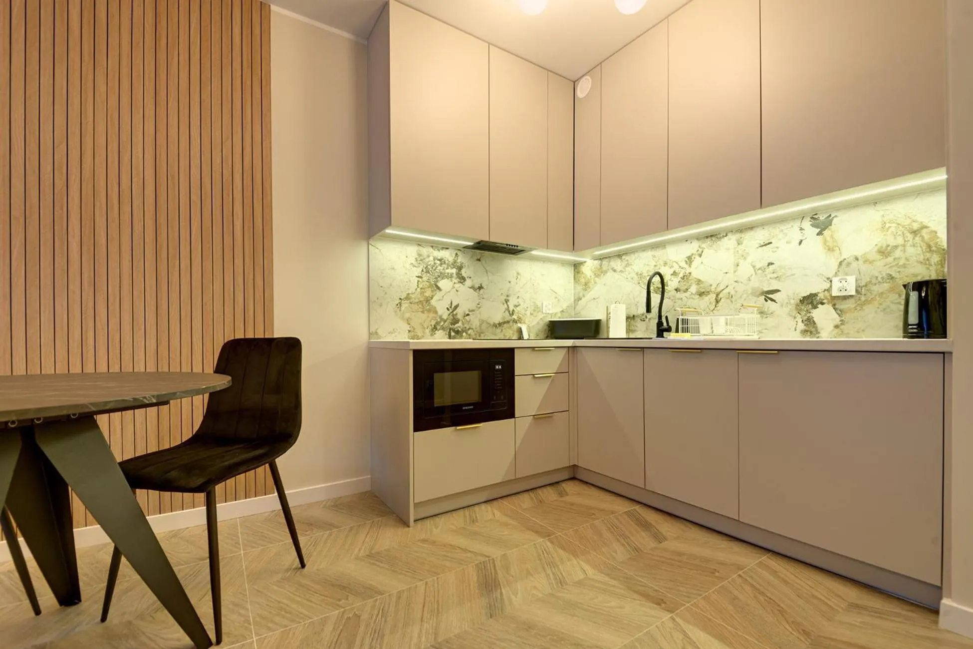 Kitchen or kitchenette in RentPlanet - Apartamenty IzerSKI Resort