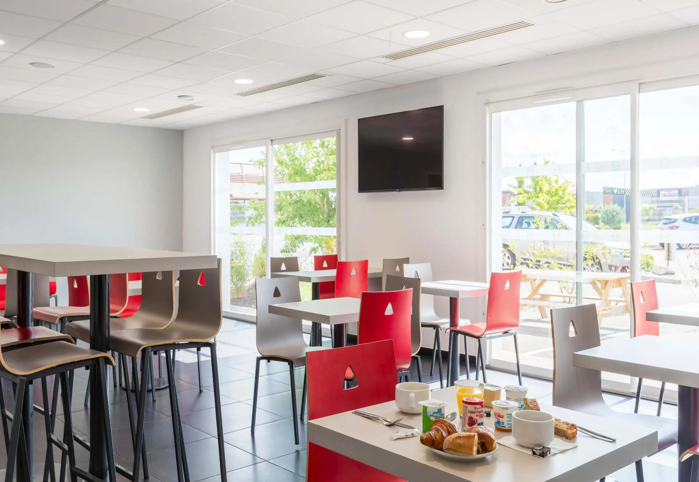 Restaurant/places to eat in B&B HOTEL Romilly-sur-Seine