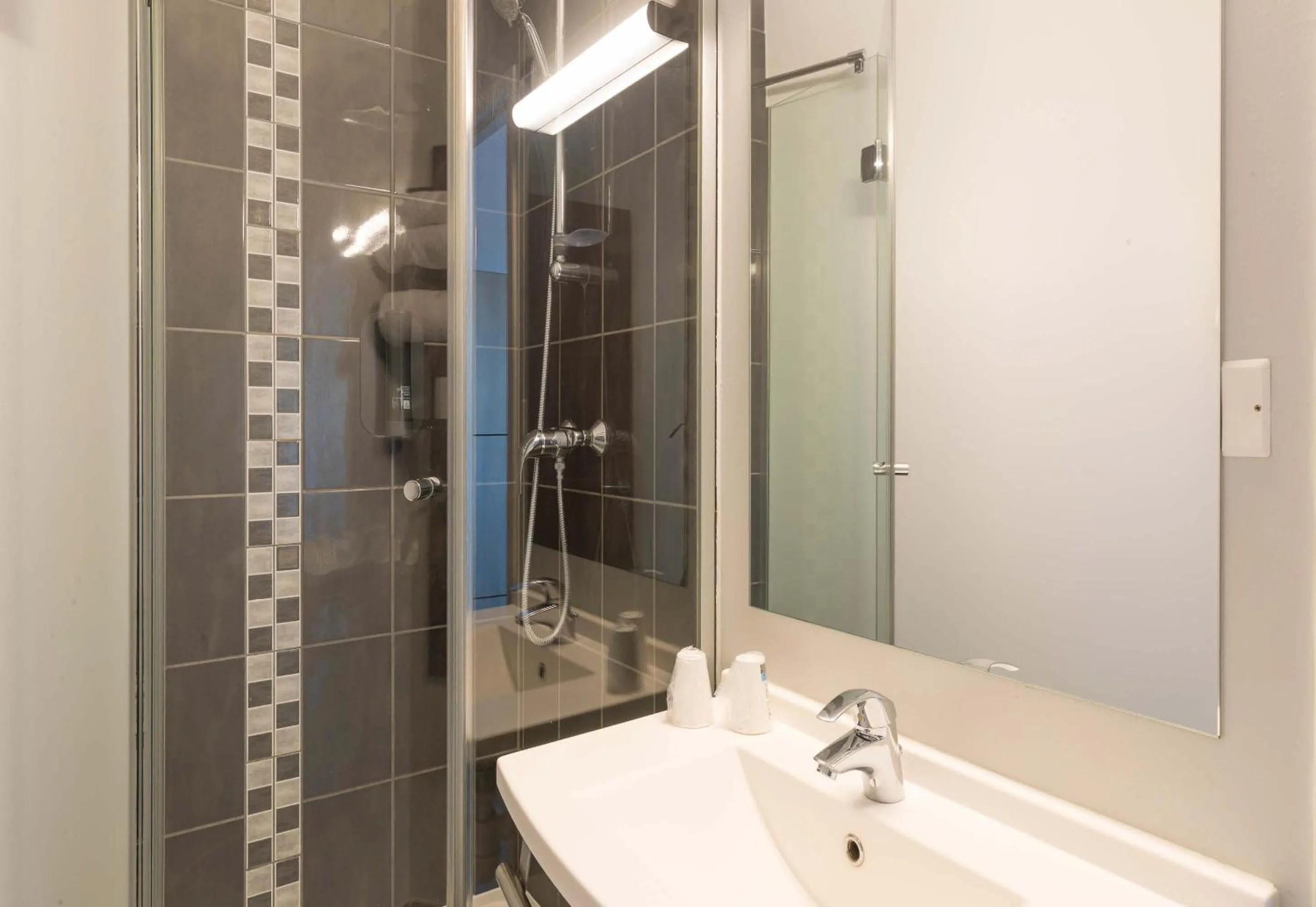 Bathroom in B&B HOTEL Romilly-sur-Seine