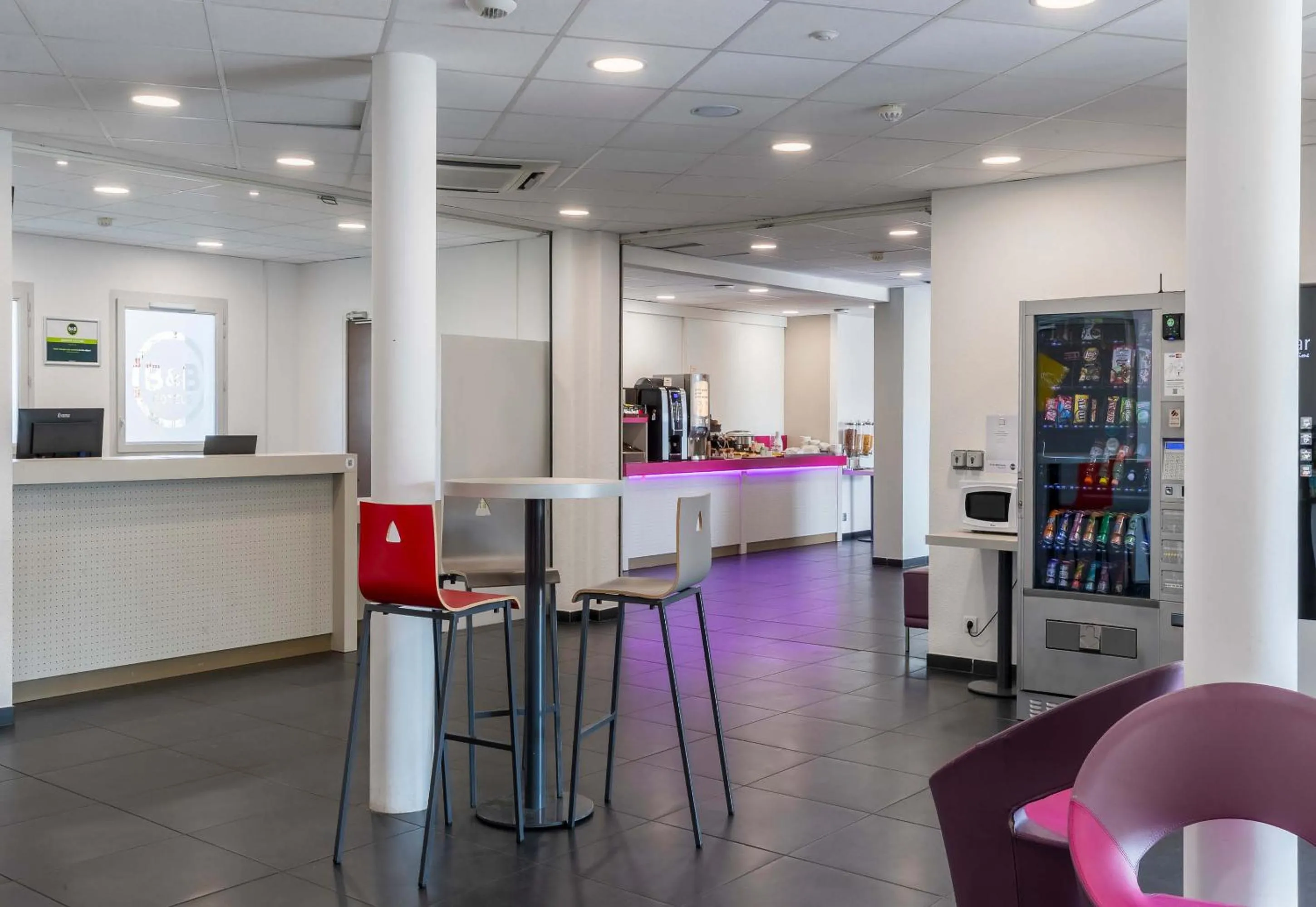 Lobby or reception in B&B HOTEL Romilly-sur-Seine