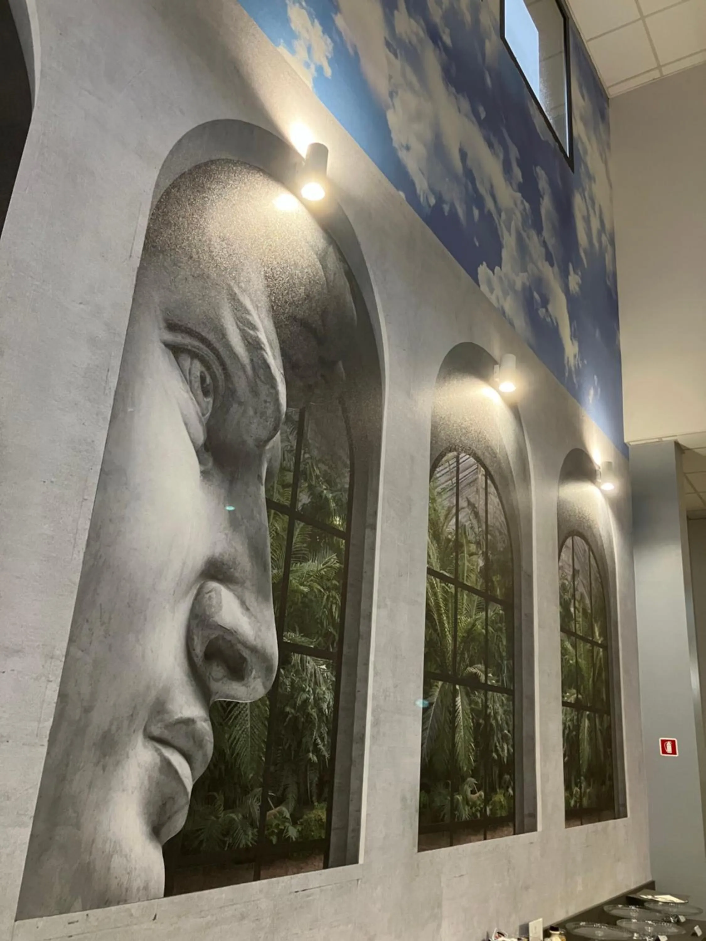 Restaurant/places to eat in Break Hotel