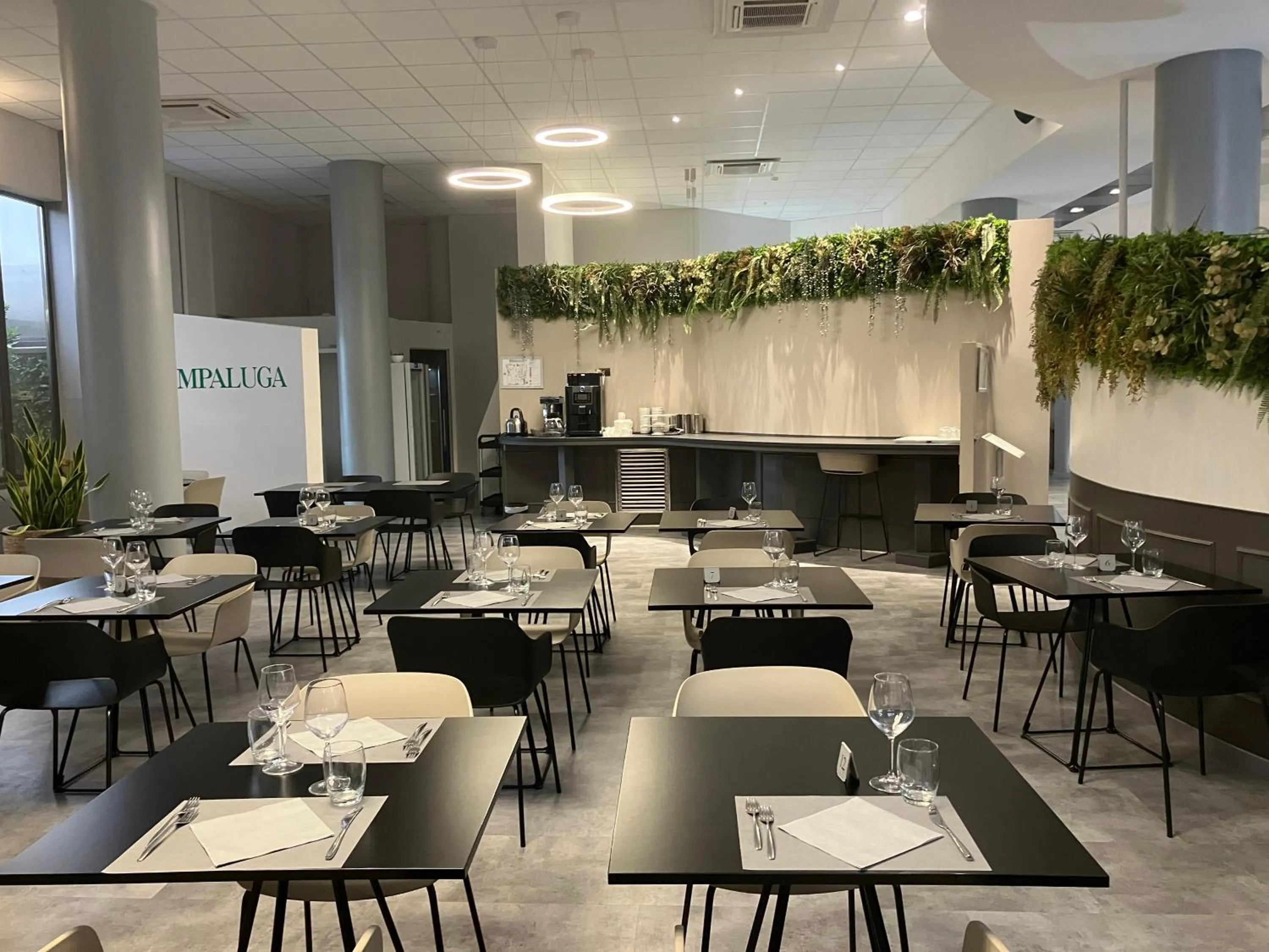 Restaurant/places to eat in Break Hotel