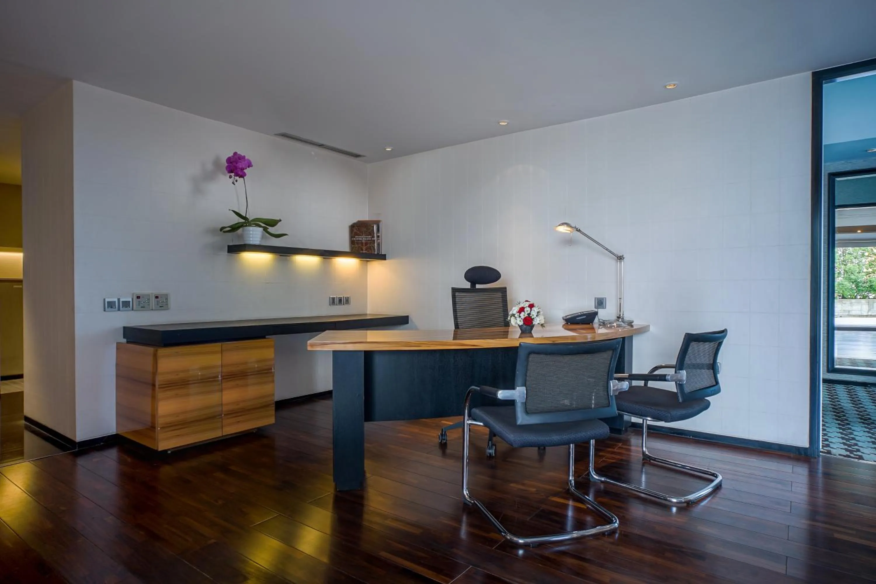 Business facilities in ARTOTEL TS Suites Surabaya