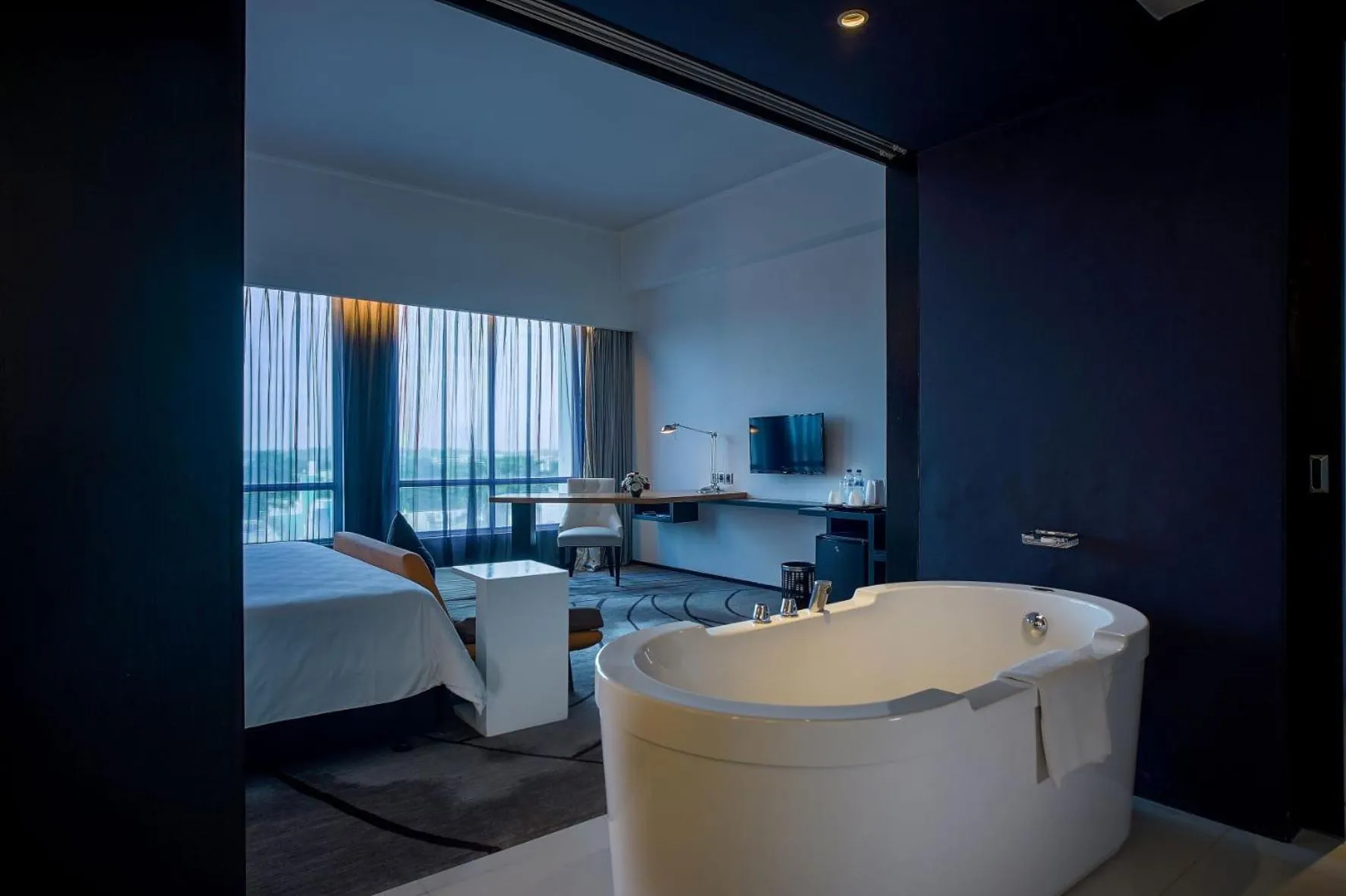 Bathroom, Bed in ARTOTEL TS Suites Surabaya
