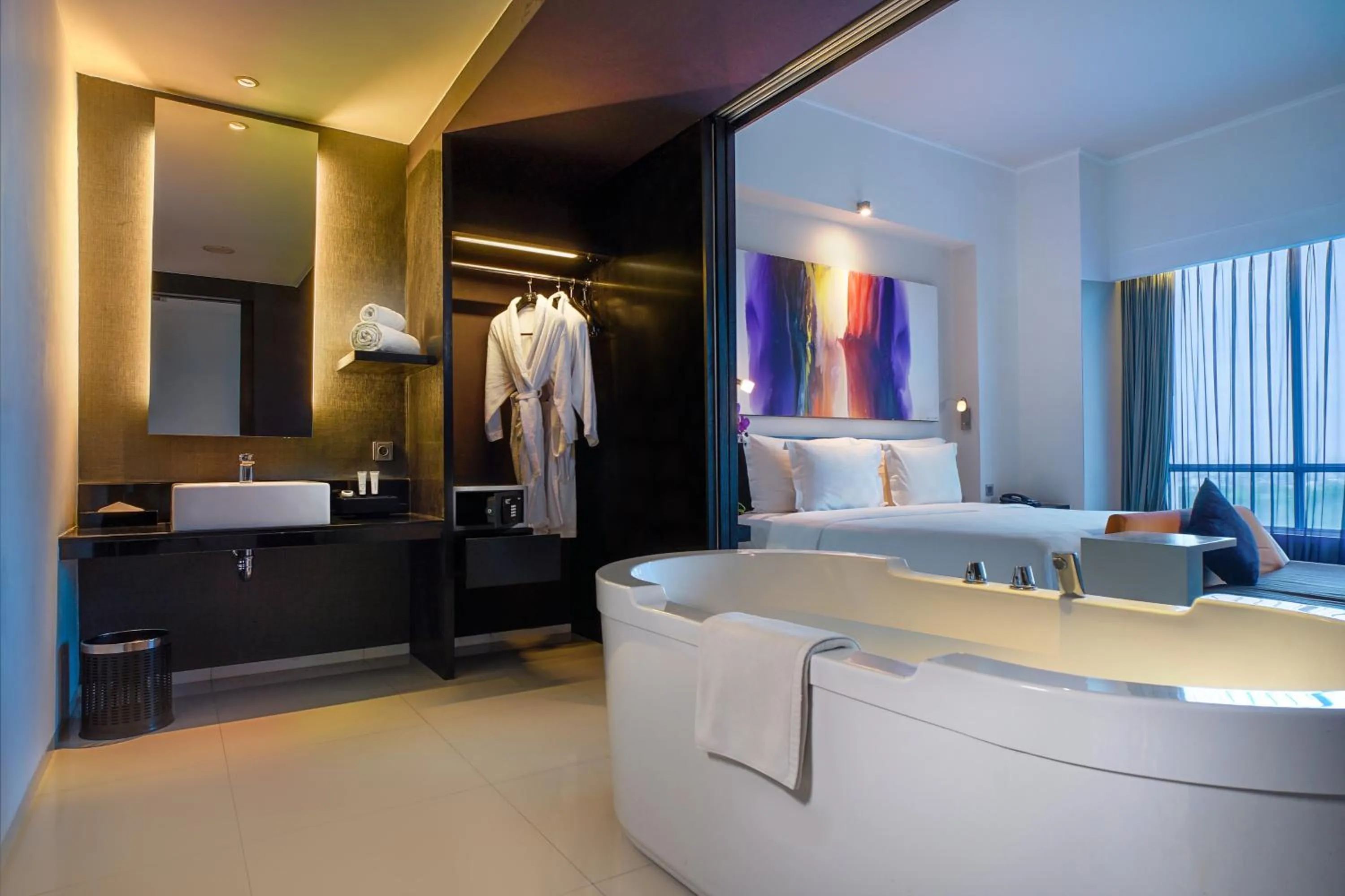 Bathroom, Bed in ARTOTEL TS Suites Surabaya