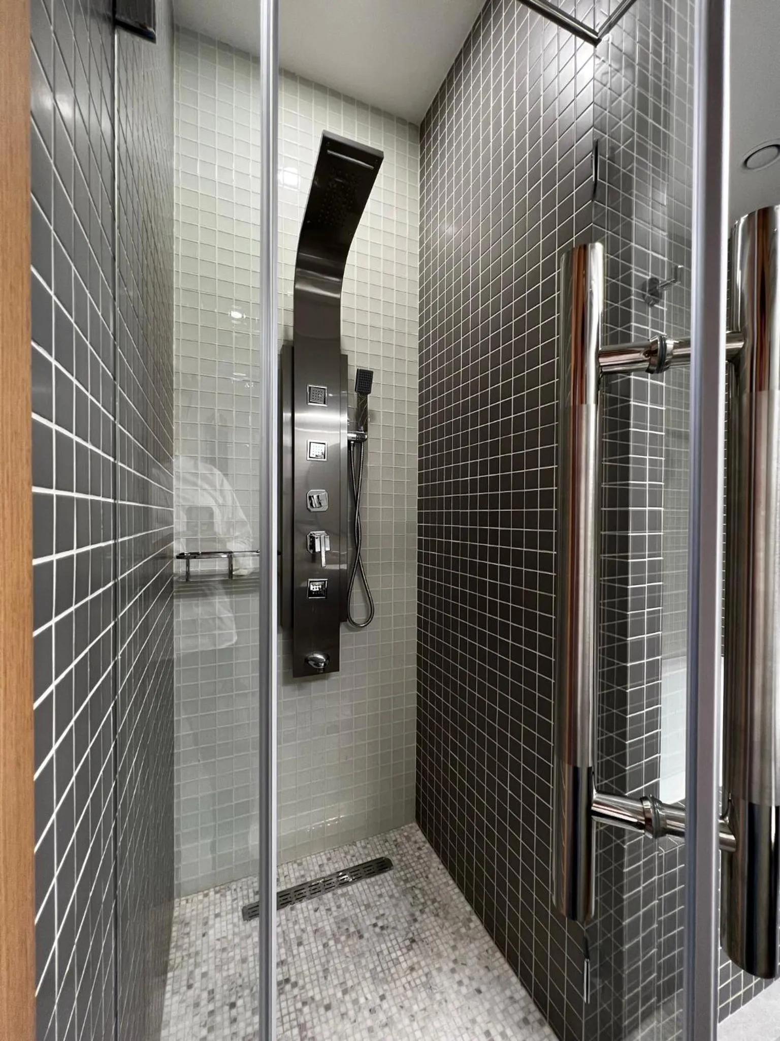 Shower in King Plaza Hotel