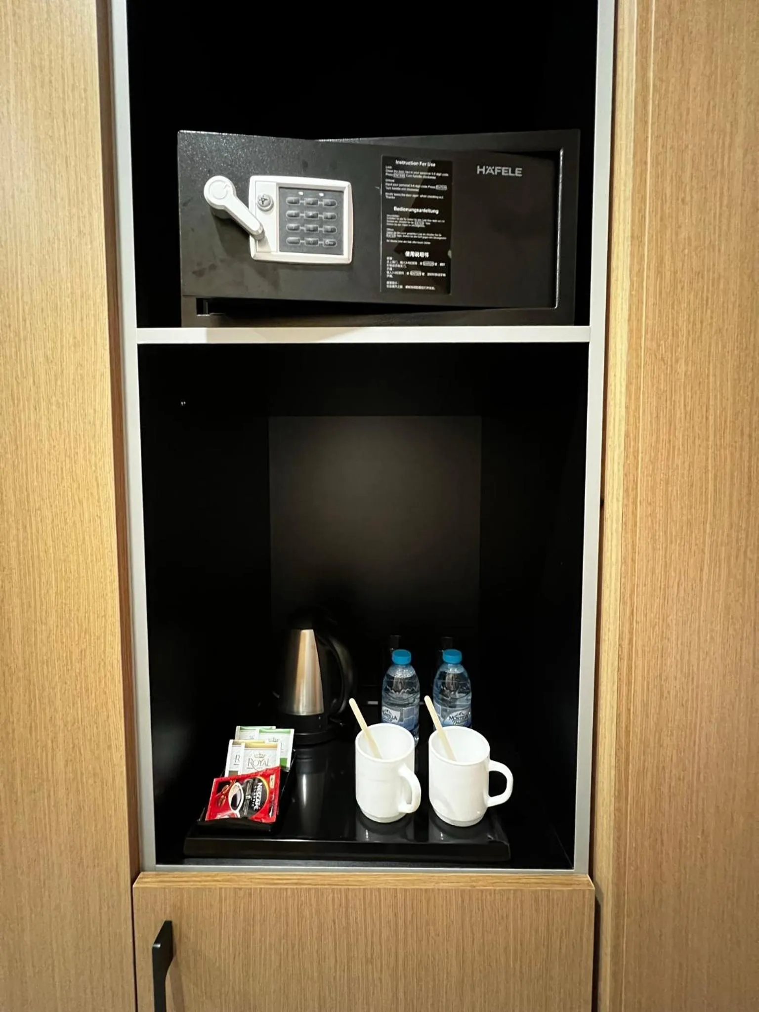 Coffee/tea facilities in King Plaza Hotel