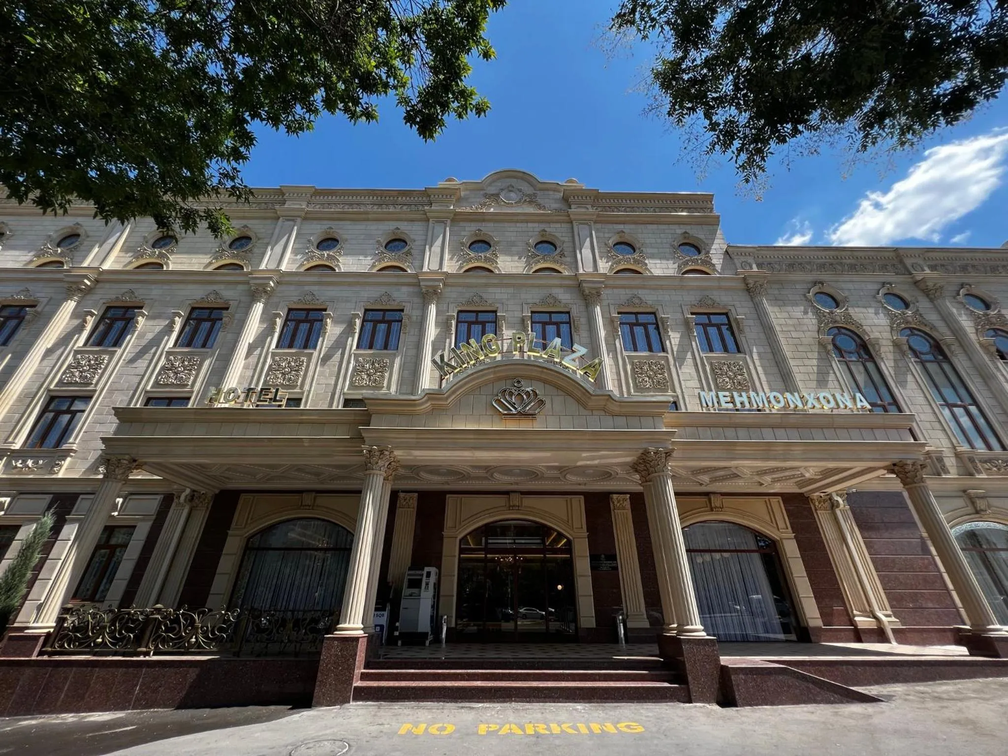 Facade/entrance in King Plaza Hotel
