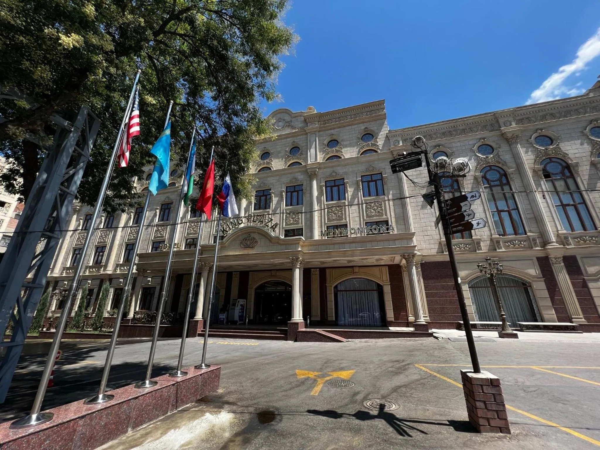 Facade/entrance in King Plaza Hotel