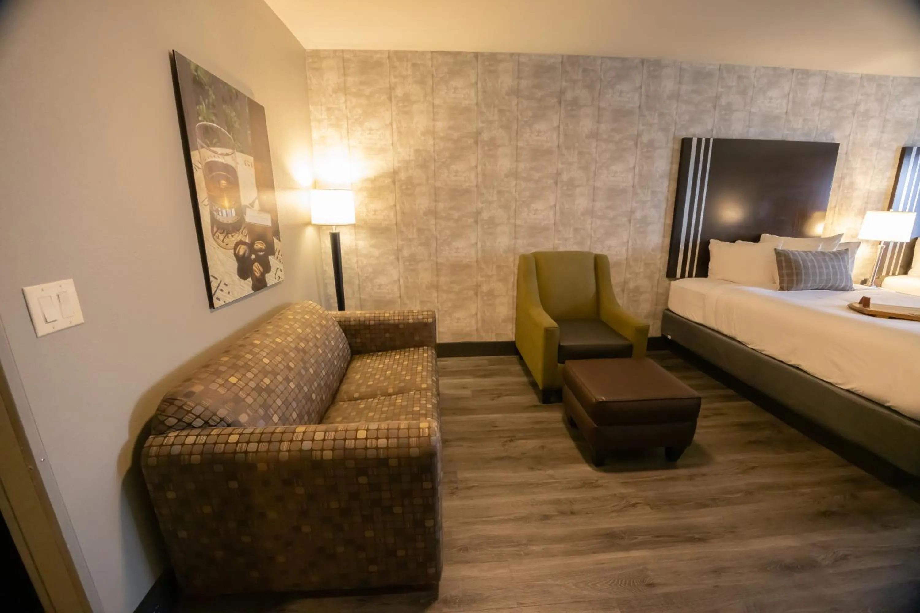 Seating area, Bed in Distill-Inn