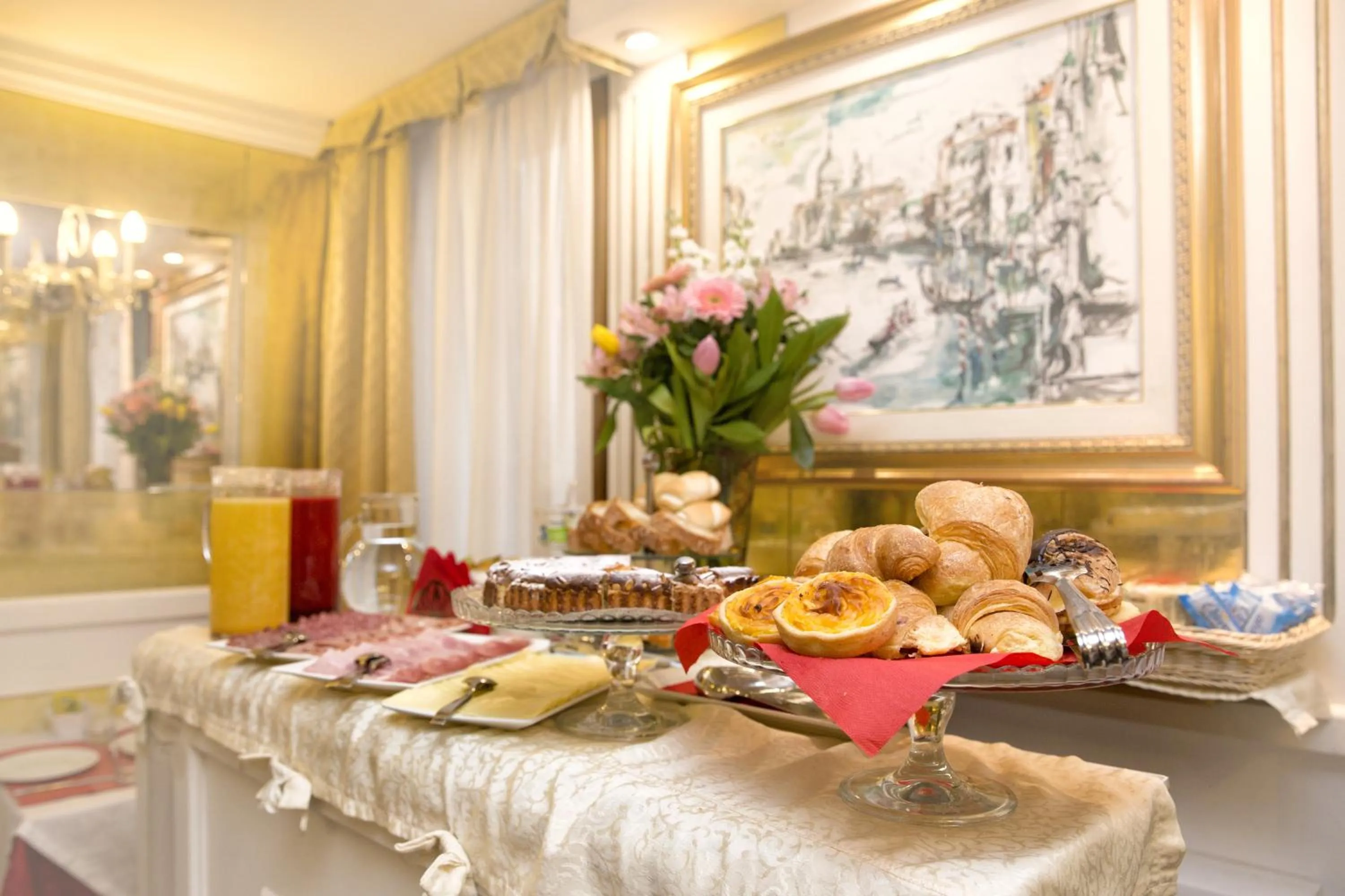 Restaurant/places to eat in Hotel Noemi