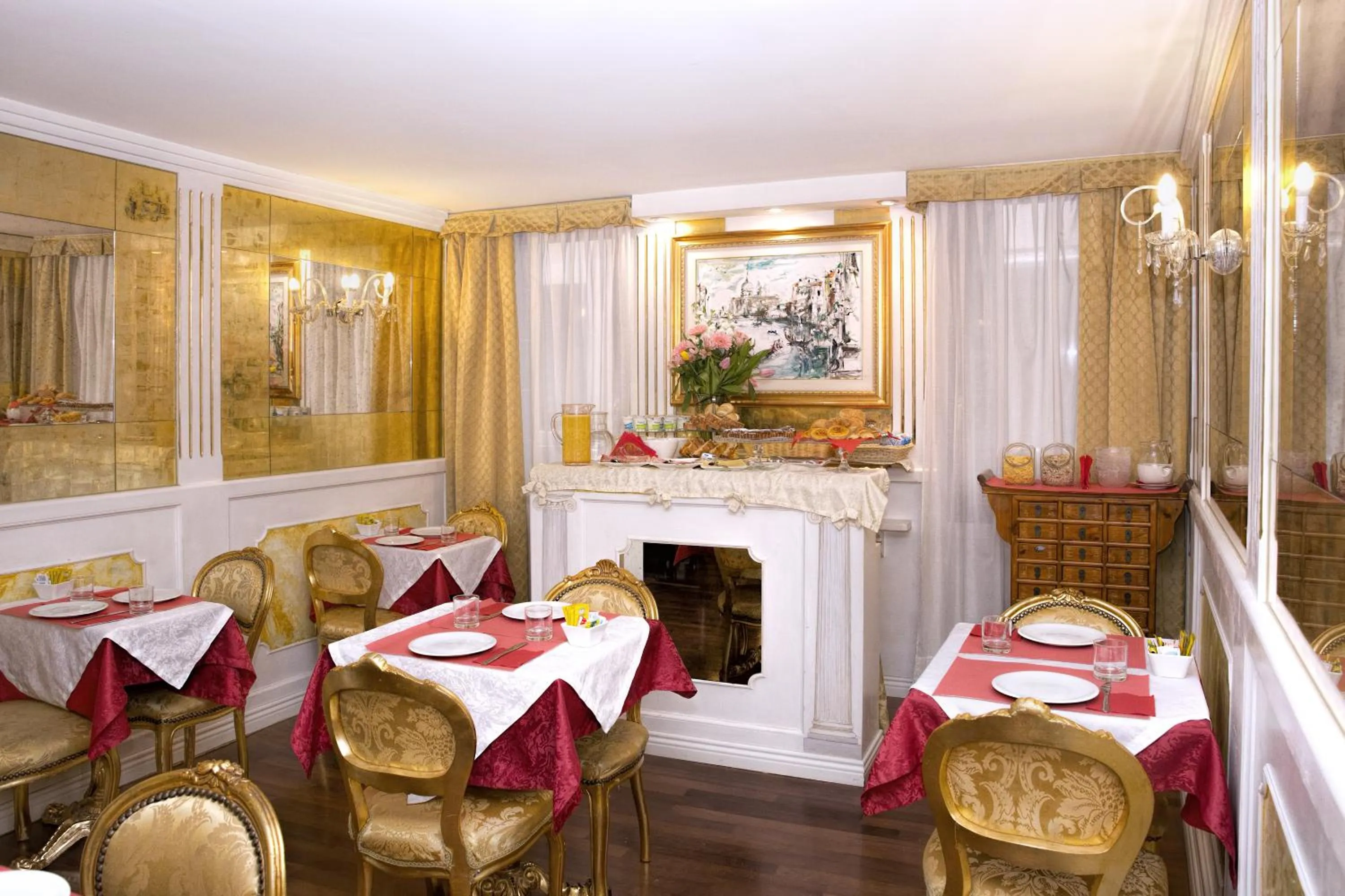 Restaurant/places to eat in Hotel Noemi