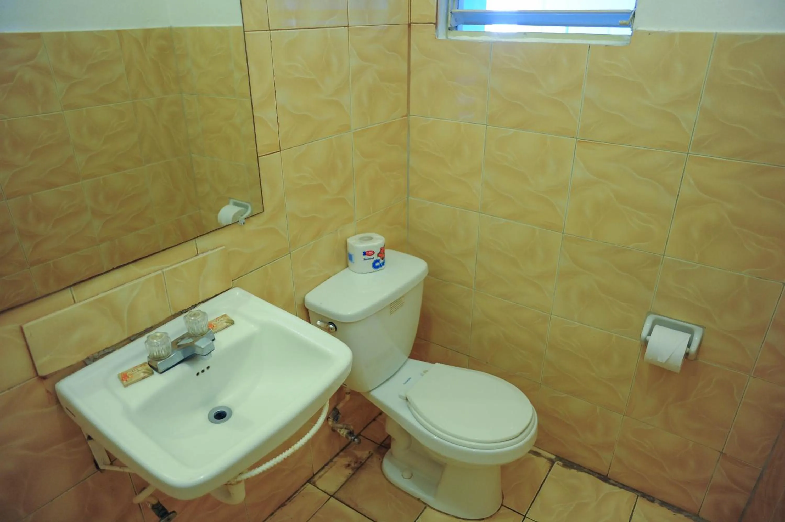 Toilet in Glorianna Hotel