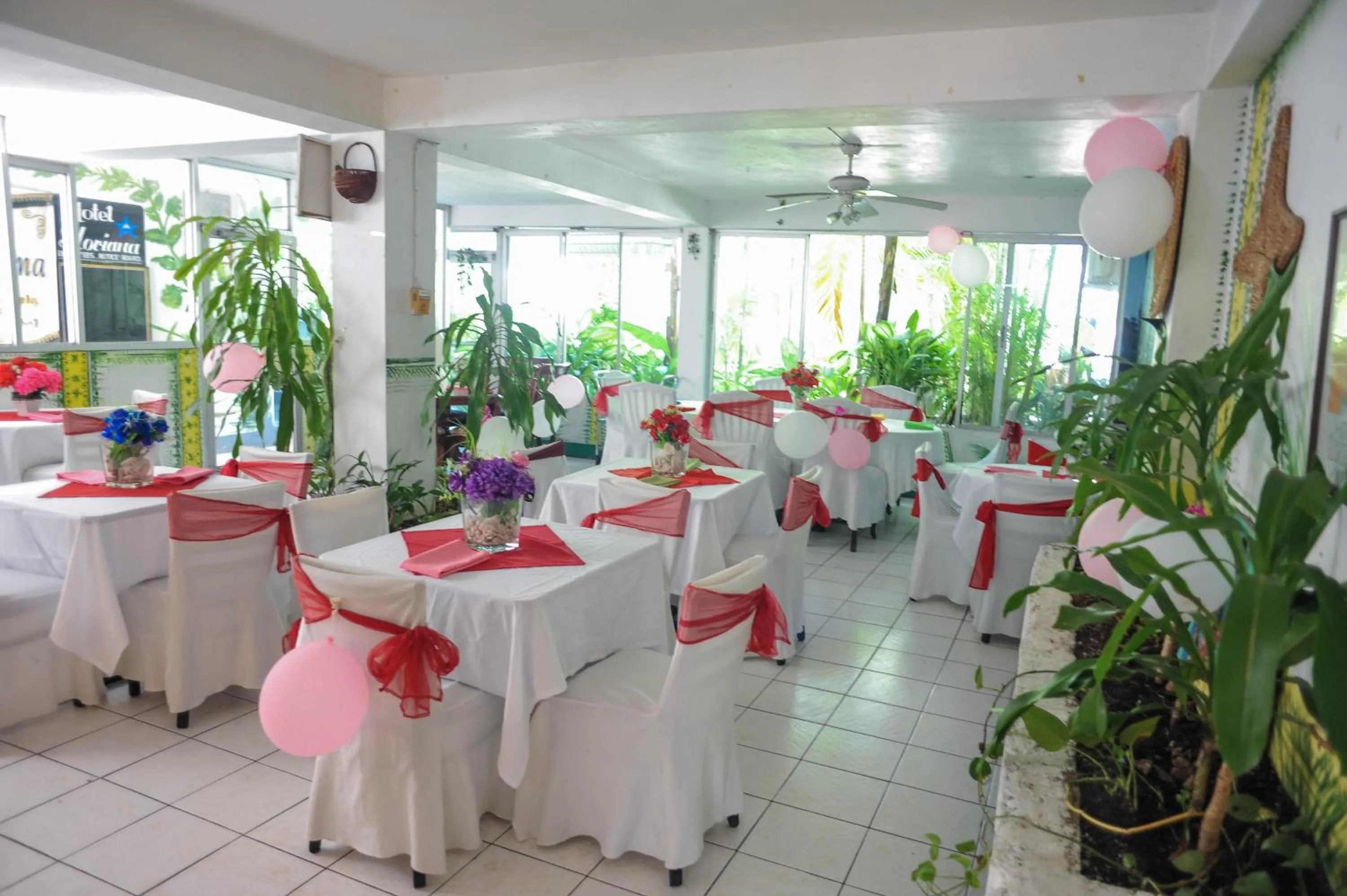 Restaurant/places to eat in Glorianna Hotel