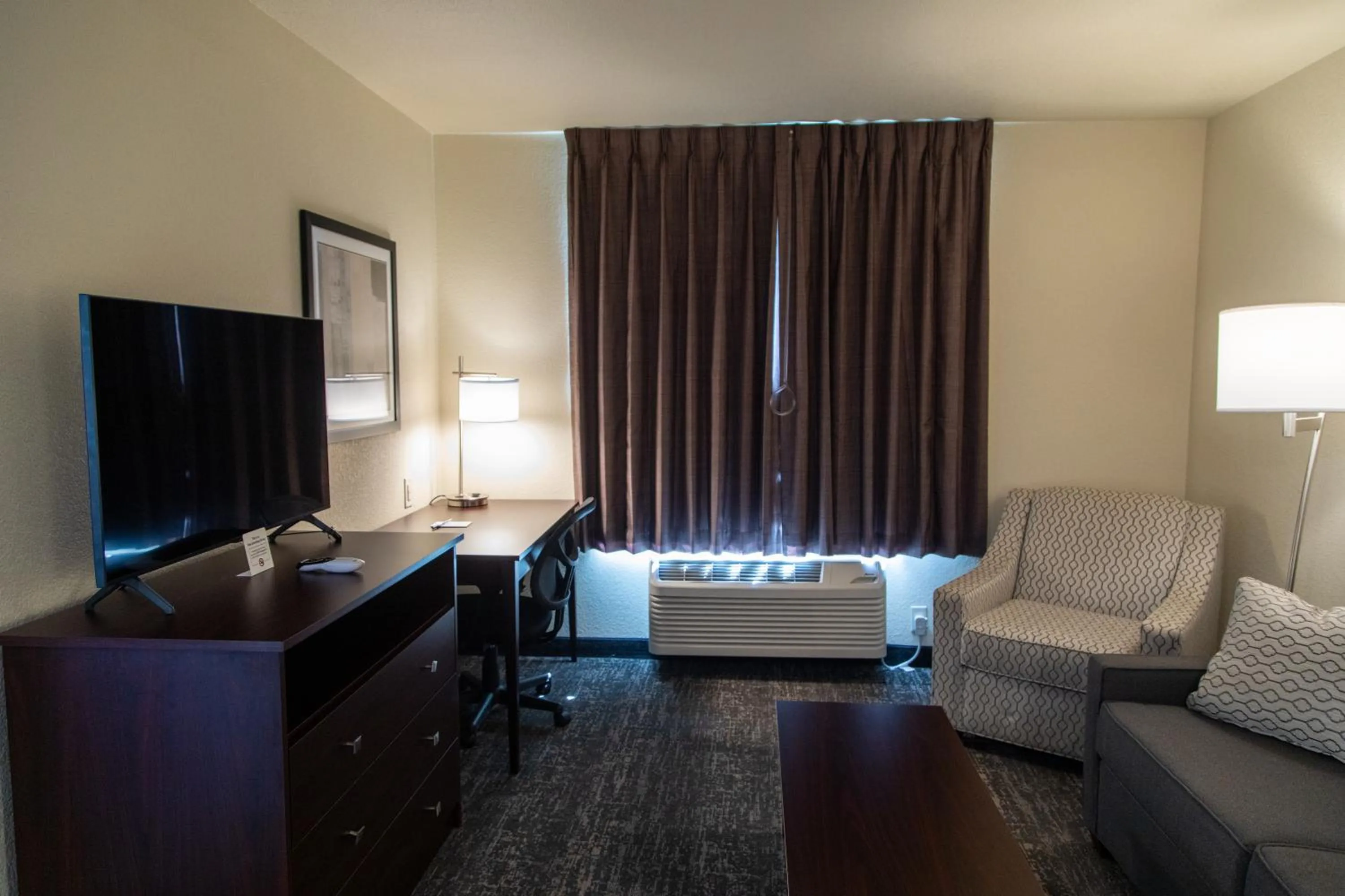 TV and multimedia in Cobblestone Inn & Suites -Springfield