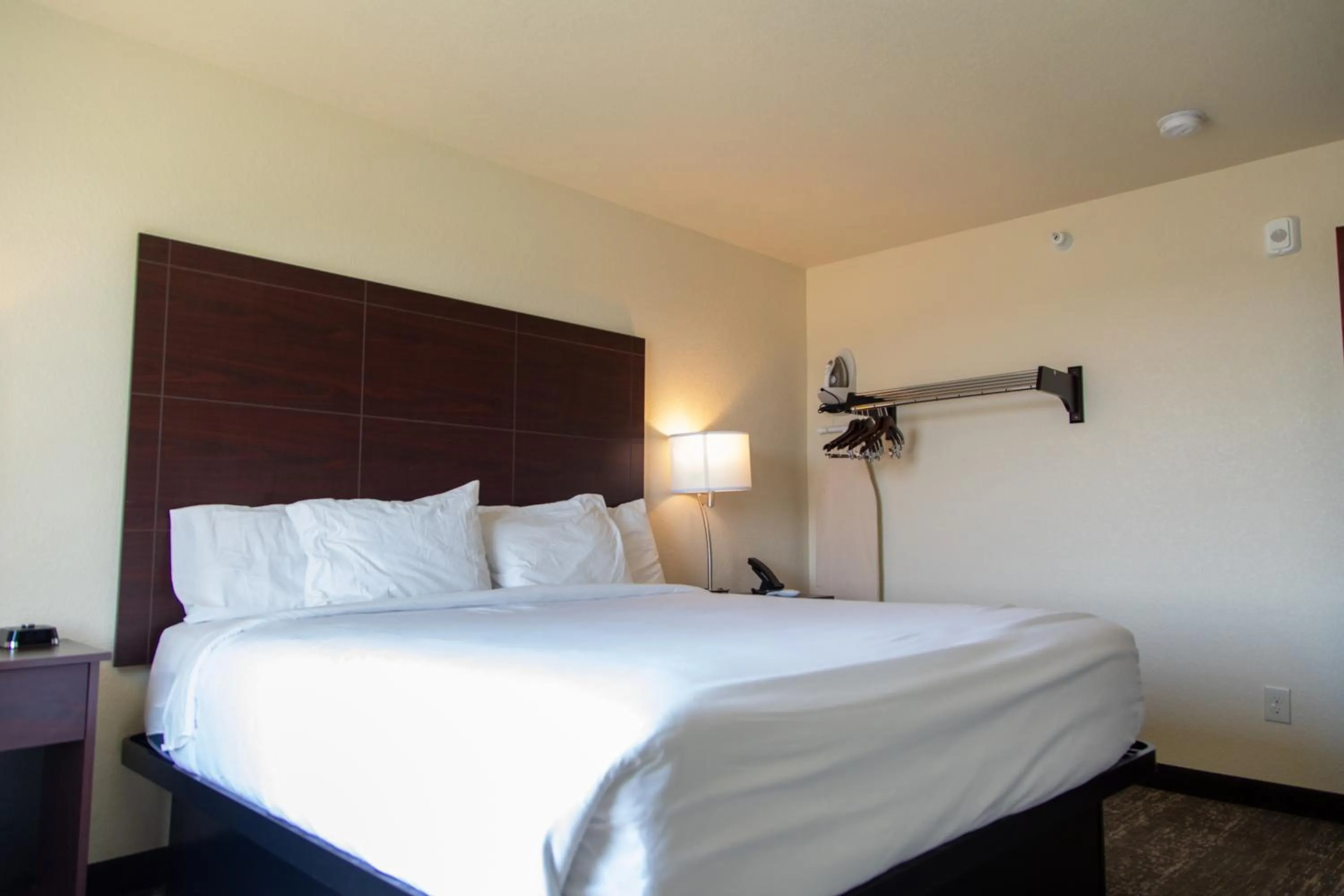 Bed in Cobblestone Inn & Suites -Springfield