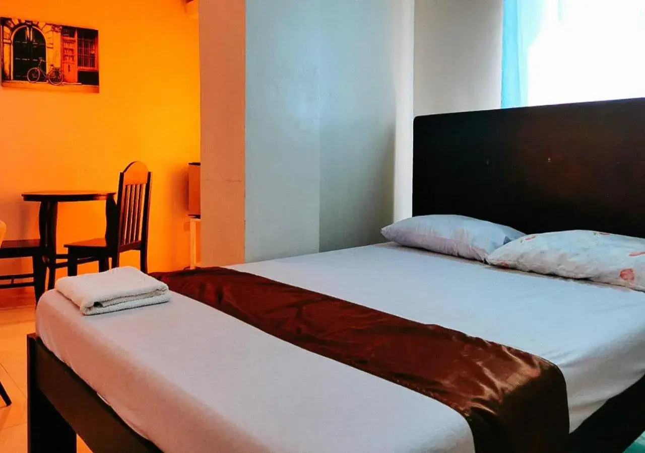 Deluxe Room in RedDoorz Segra Square Pension House Deluxe Room in RedDoorz Segra Square Pension House