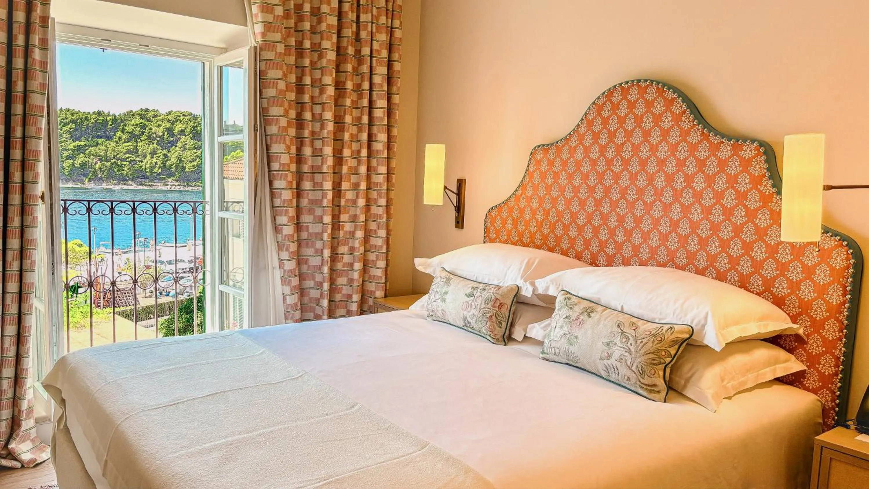 Bed in Hotel Supetar