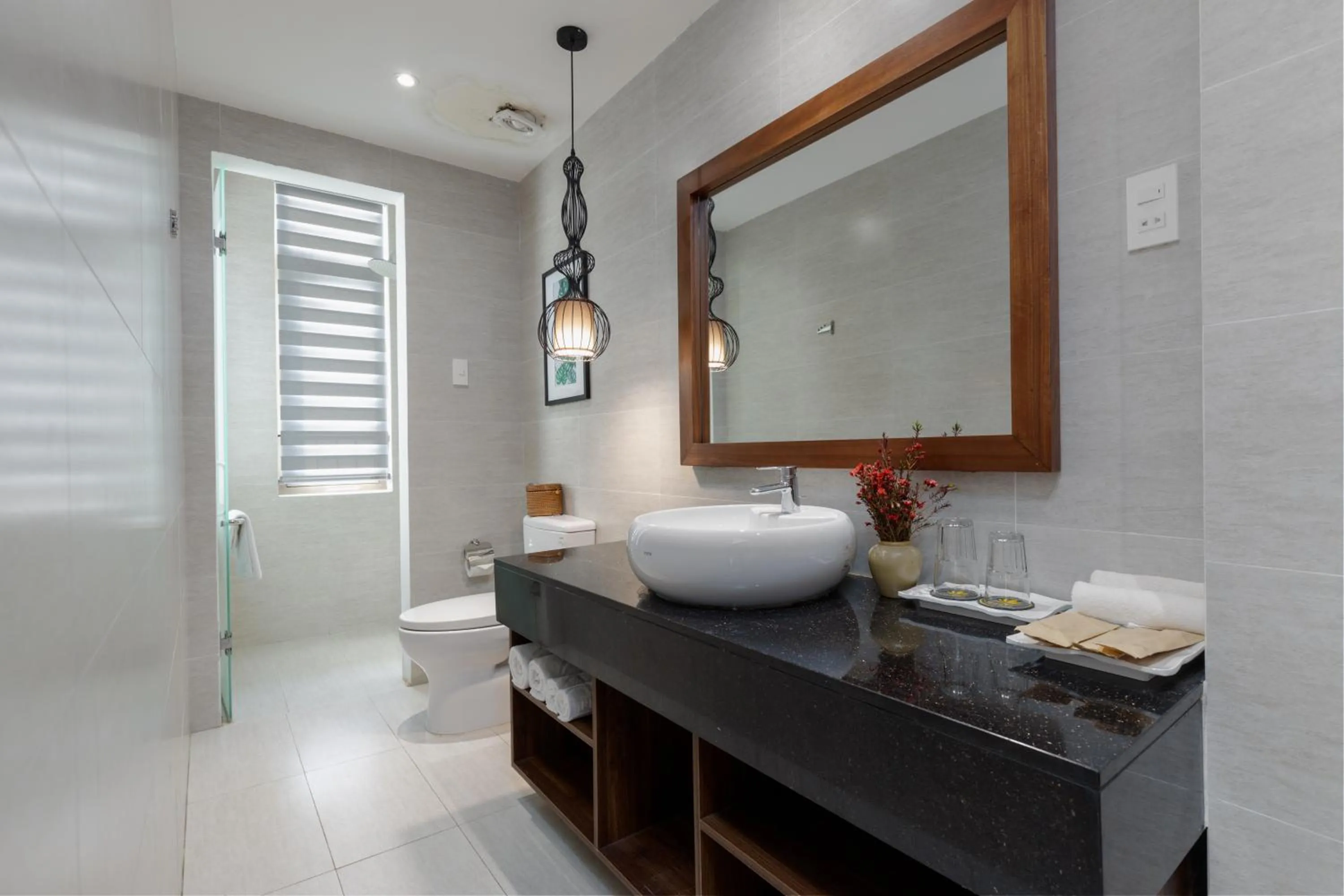 Toilet, Bed in FLOWER BEACHSTAY & COFFEE