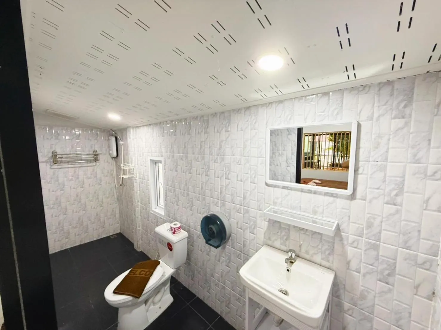 Bathroom in Trang Oasis Waterpark Hotel