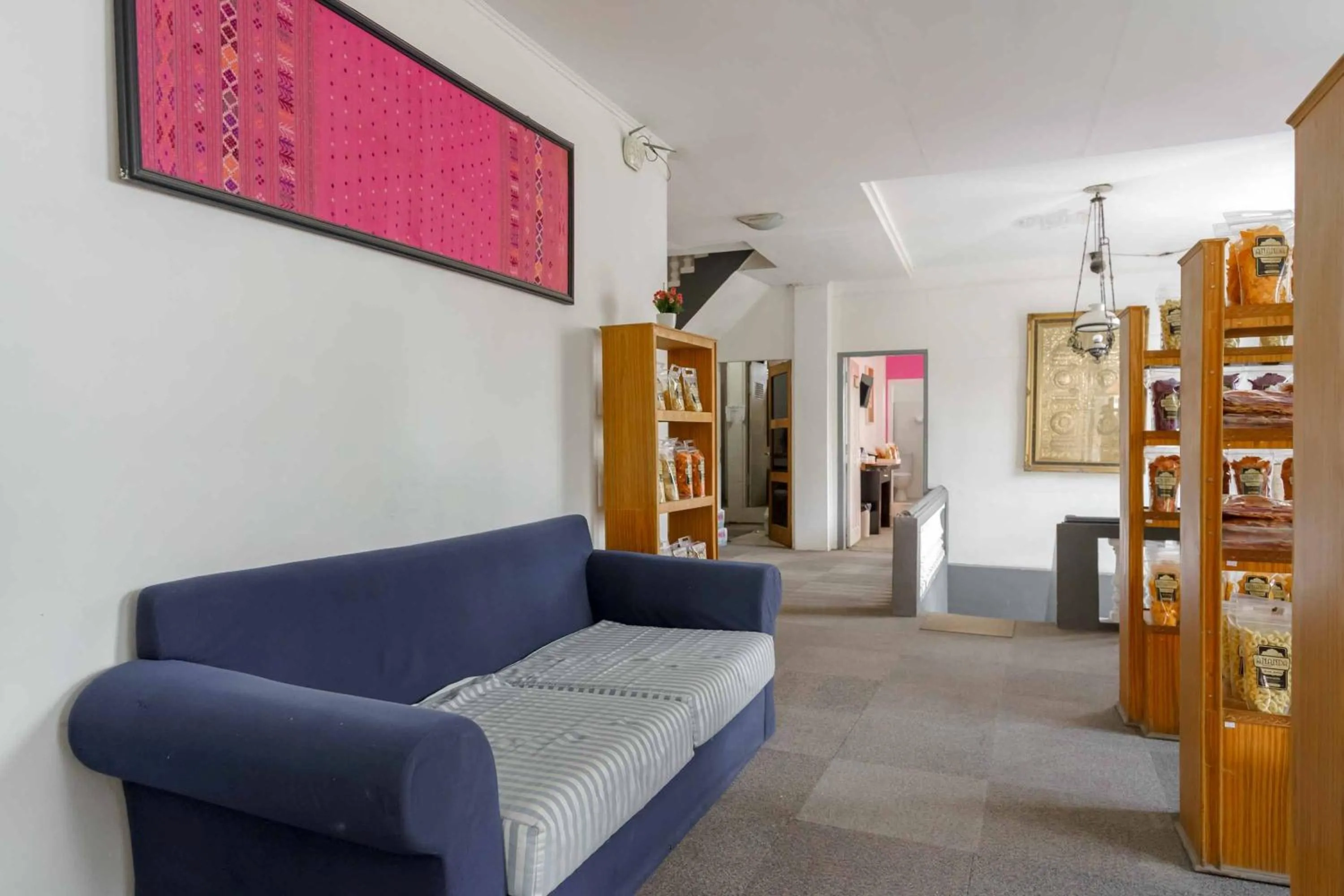 Living room in Urbanview Hotel Ananda Syariah by RedDoorz